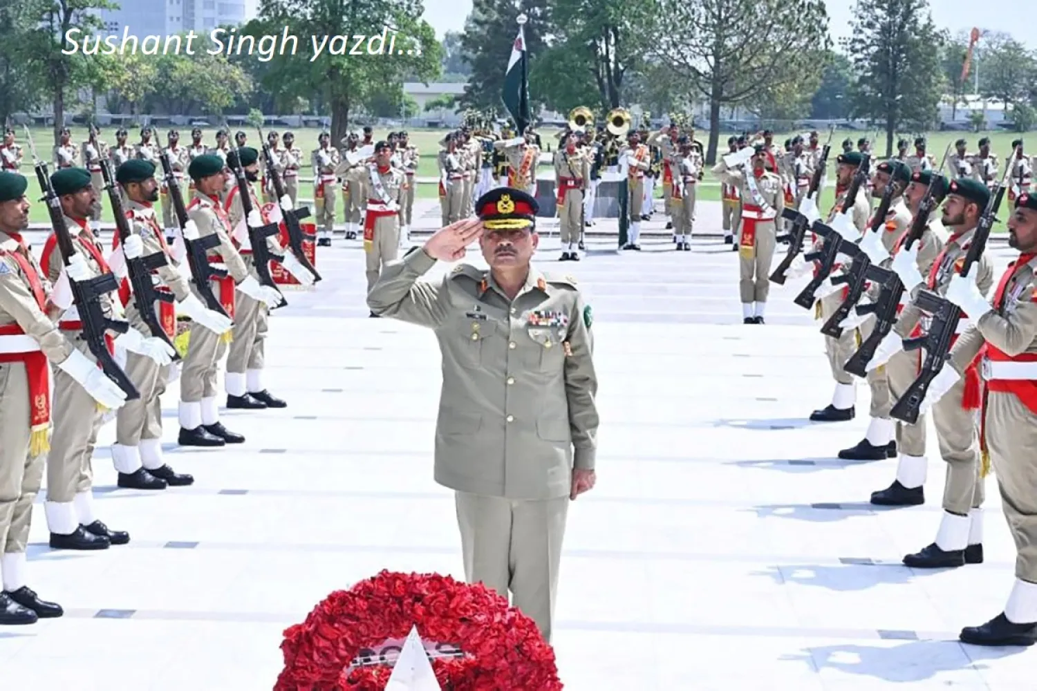 Pakistan Genelkurmay Başkanı Asim Munir, Rawalpindi'deki Genel Komutanlık Karargahı'nda şehitler anma töreninde, (Arşiv-AFP)