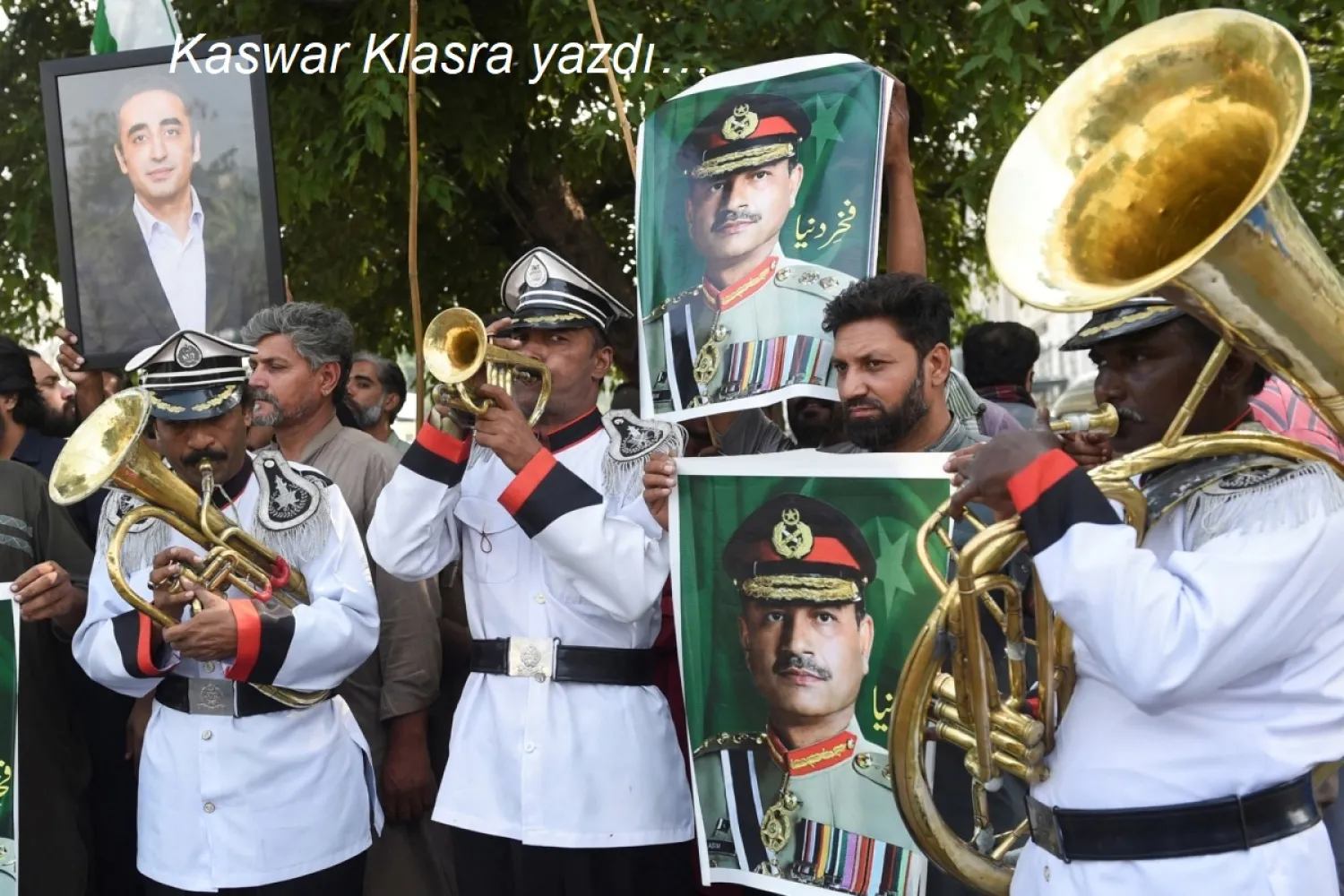 Donald Trump'ın iki haftalık ateşkesi kabul ettiğini açıklamasının ardından, Genel Rikşa Sürücüleri Birliği'nden çalışanlar, Pakistan Genelkurmay Başkanı Asım Münir ve siyasetçi Bilavel Butto Zerdari'nin resimleri ile kutlama yaparken, Lahor, 8 Nisan (Reuters)