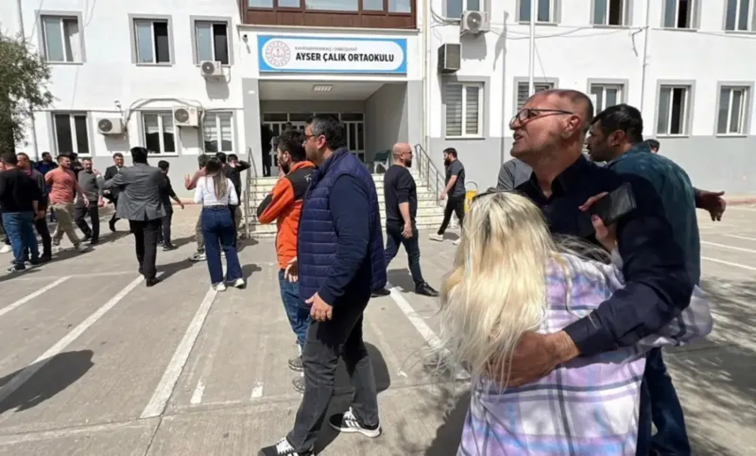 Okul saldırısı sonrası aileler (Reuters)