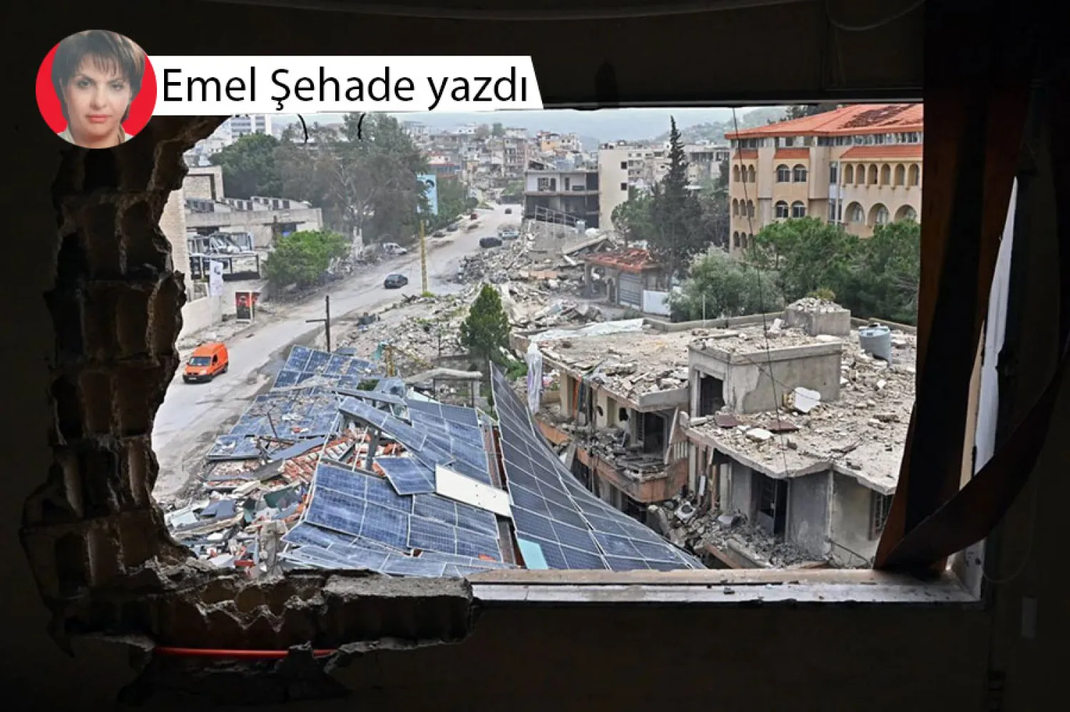 Yerinden edilmiş sakinler, güney Lübnan'daki Nebatiye kentine dönerken yıkılmış binaların yanından geçiyor (AFP)