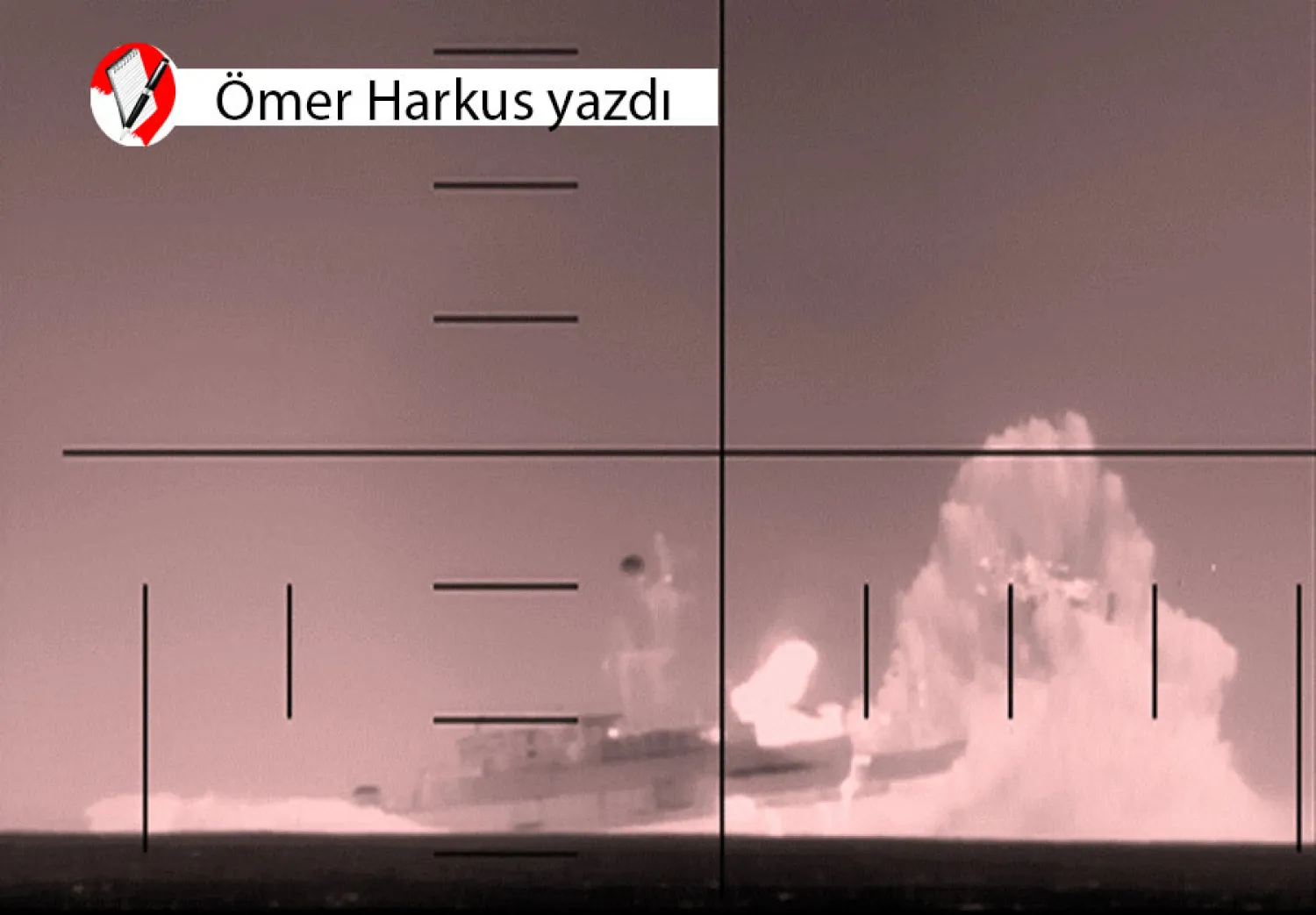 ABD Savunma Bakanlığı'nın 4 Mart 2026'da yayımladığı videodan bir kare. Görüntüde ABD Donanması’na ait bir denizaltıya ait periskop dürbününden, Hint Okyanusu'nda bir İran savaş gemisinin ateş edilerek batırıldığı an görülüyor (AFP)
