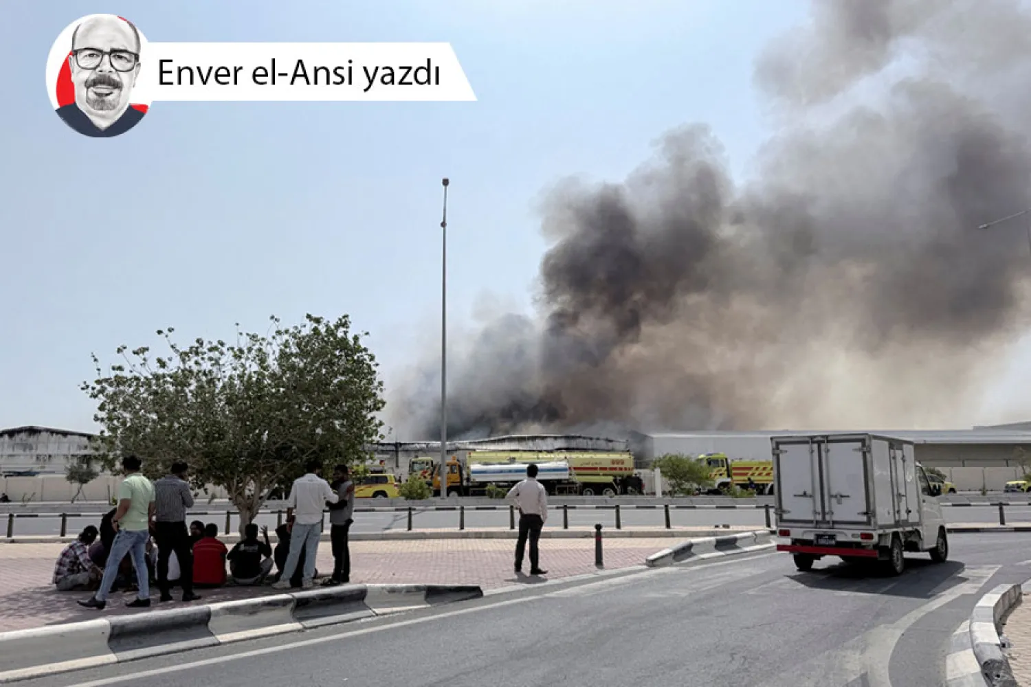 ABD ve İsrail'in İran'a düzenlediği saldırıların ardından, İran'ın roket saldırıları sonucu Doha, Katar'daki sanayi bölgesinde duman yükseliyor, 1 Mart 2026 (Reuters)