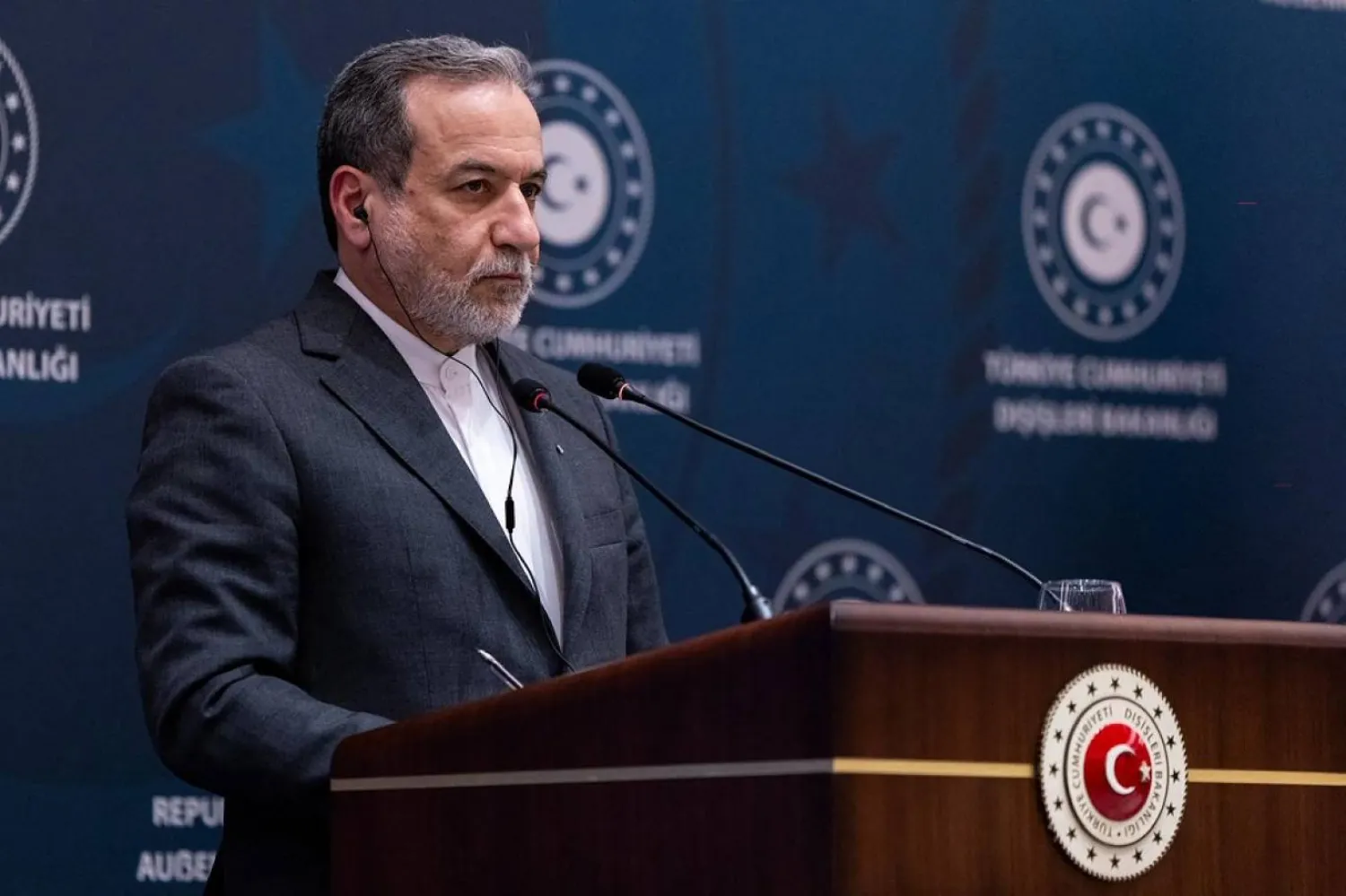İran Dışişleri Bakanı Abbas Arakçi, İstanbul'da Türk mevkidaşıyla düzenlediği ortak basın toplantısında, 30 Ocak 2026 (AFP)