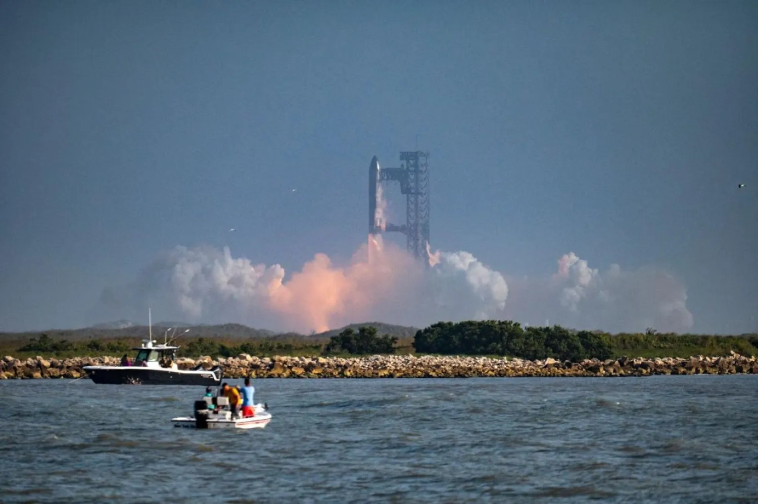 Güney Teksas'taki bazı sakinler, roket fırlatmalarından kaynaklanan ses patlamalarının evlerine zarar verdiğini iddia ederek Elon Musk'ın SpaceX şirketine dava açtı (AFP)