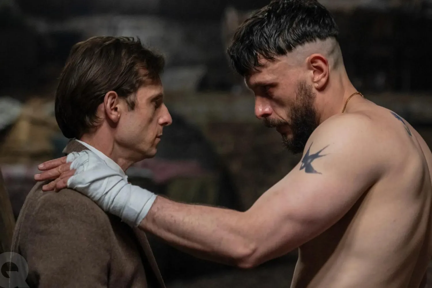 Jamie Bell (solda) ve Richard Gadd'ın (sağda) başrolünde yer aldığı Half Man, iki kardeşin kırılgan ilişkisini ve erkekliğe dair sorgulayıcı bir yolculuğu anlatıyor (HBO Max)