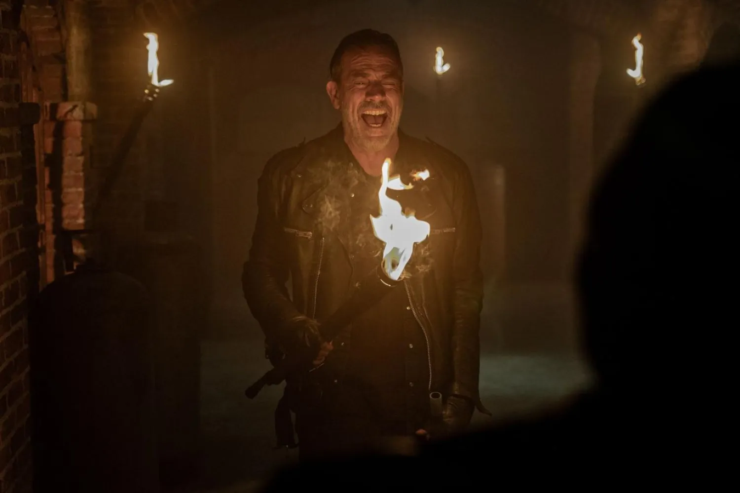 60 yaşındaki Jeffrey Dean Morgan'ın canlandırdığı Negan, The Walking Dead evreninde Glenn ve Abraham gibi sevilen karakterleri acımasızca katleden zalim bir liderken zamanla daha karmaşık, insani yönleriyle öne çıkan bir figüre dönüştü (AMC)