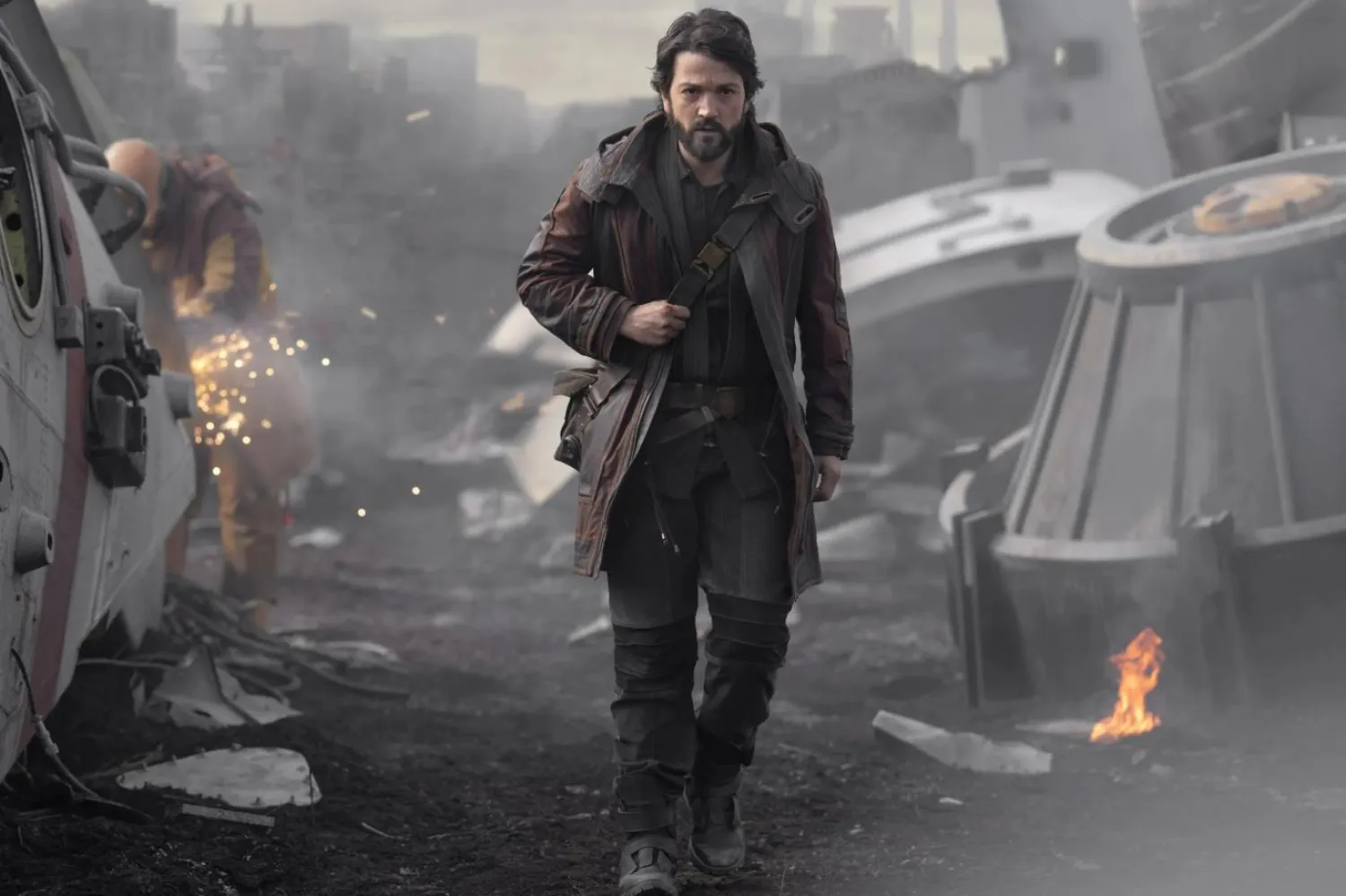 2016 yapımı Rogue One: Bir Star Wars Hikayesi'nin 5 yıl öncesinde geçen Andor, Diego Luna'nın canlandırdığı Cassian Andor'un ilgisiz bir kaçakken asi bir kahramana dönüşümünü anlatıyor (Disney Platform Distribution)
