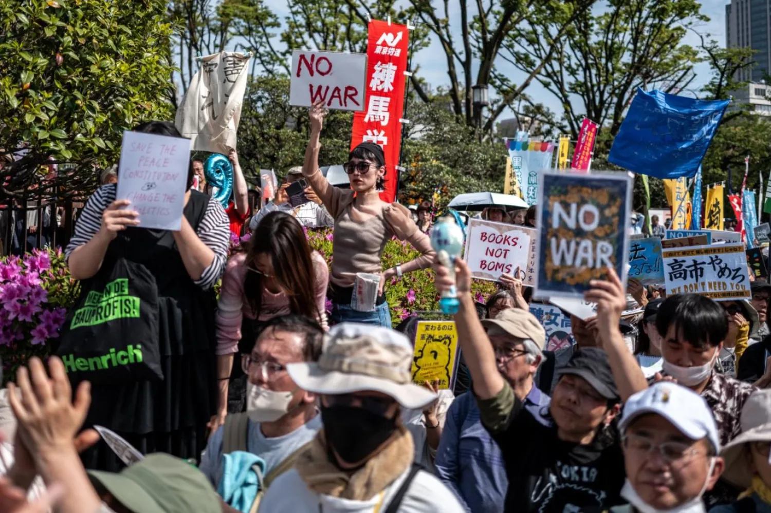 19 Nisan'da Tokyo'da halk, Japonya Anayasası'nın 9. Maddesinin korunması çağrısında bulunmak için Ulusal Meclis Binası'nın ana kapısı önünde "Savaşa Hayır! Anayasayı Değiştirmeyin!" mitingine katıldı (AFP)