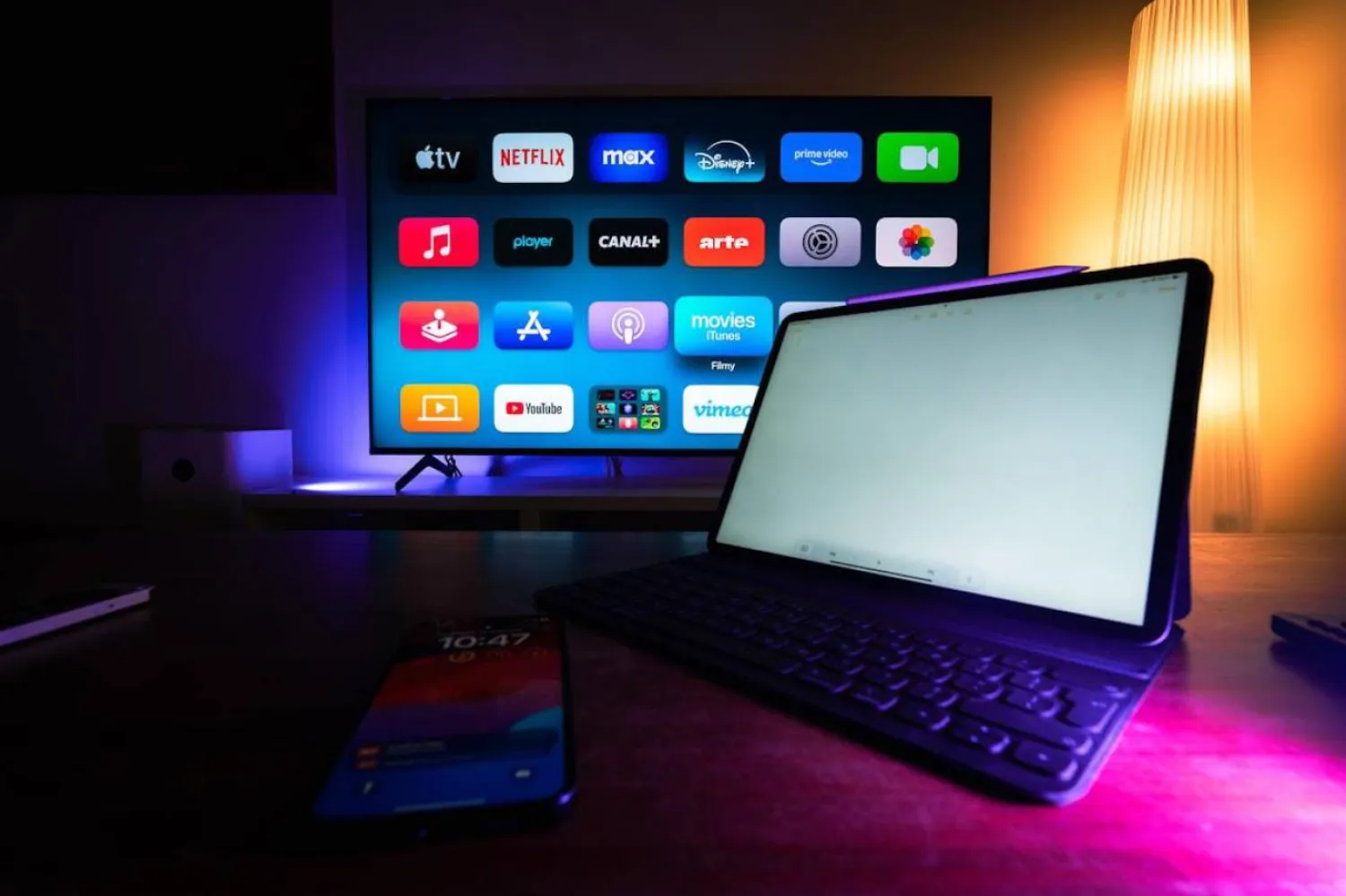 Yeni bir raporda, Z kuşağının yarısından fazlasının yalnızca belirli bir dizi veya filmi izlemek için bir dijital yayın platformuna üye olup ardından aboneliğini iptal ettiği saptandı (Unsplash)
