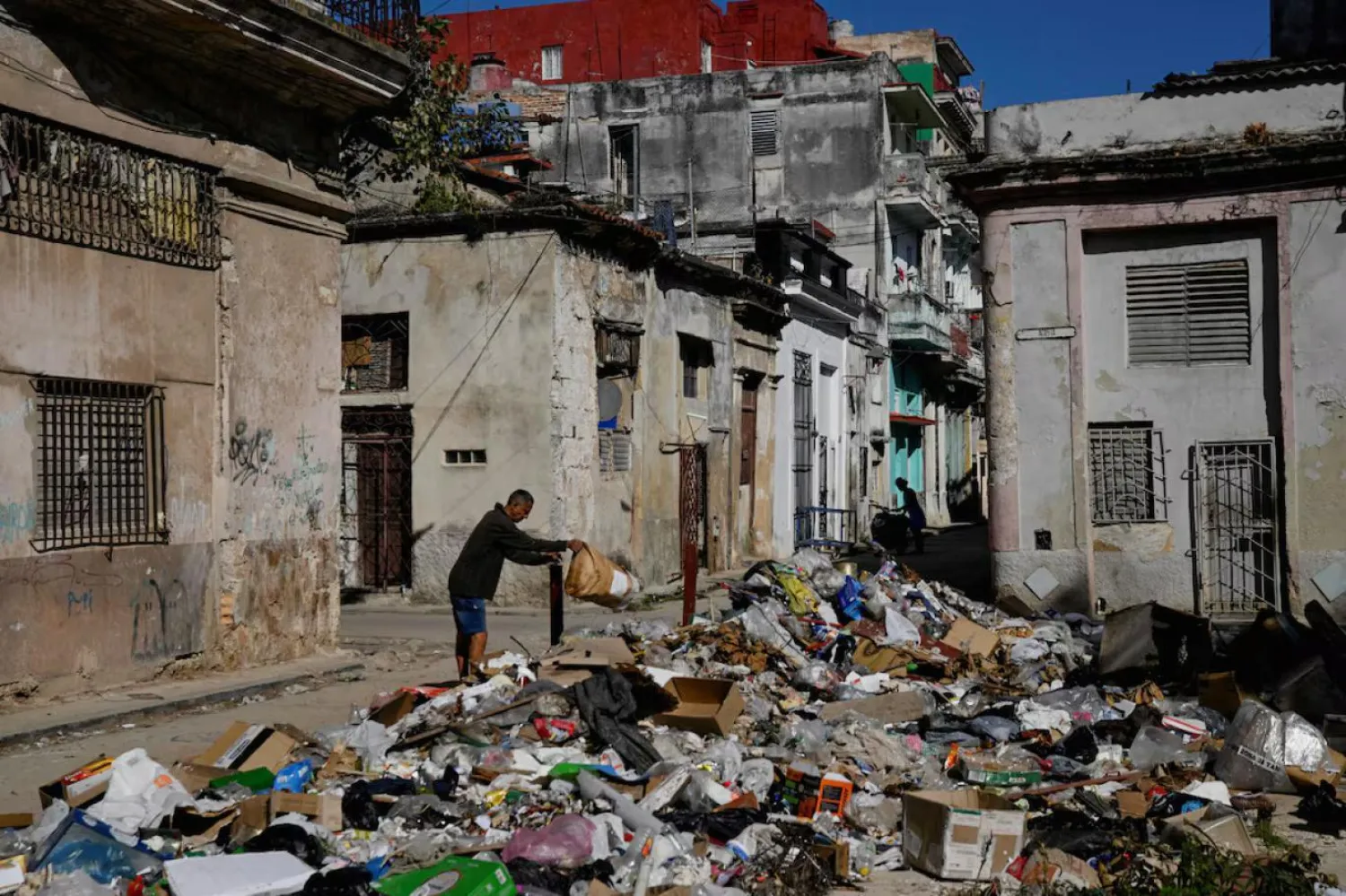 ABD ambargosu nedeniyle Havana'da sokaklar çöple doldu (Reuters)