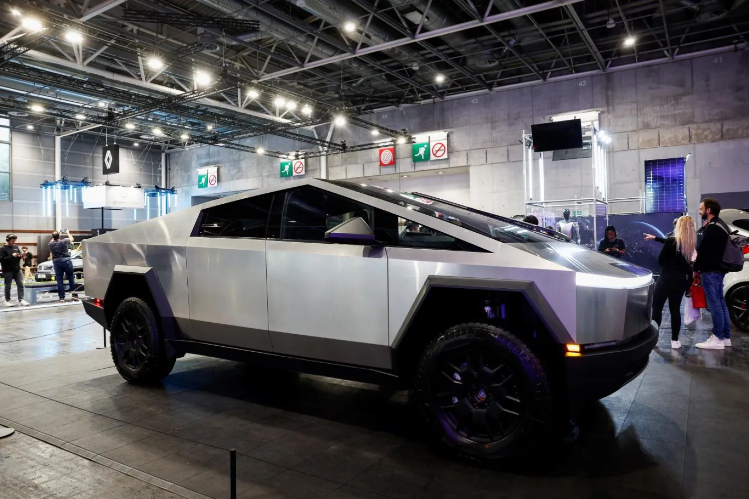 Tesla'nın 173 adet RWD Cybertruck modeli, araçların tekerleklerinin düşmesine yol açabilecek bir sorun nedeniyle geri çağrıldı (Reuters)