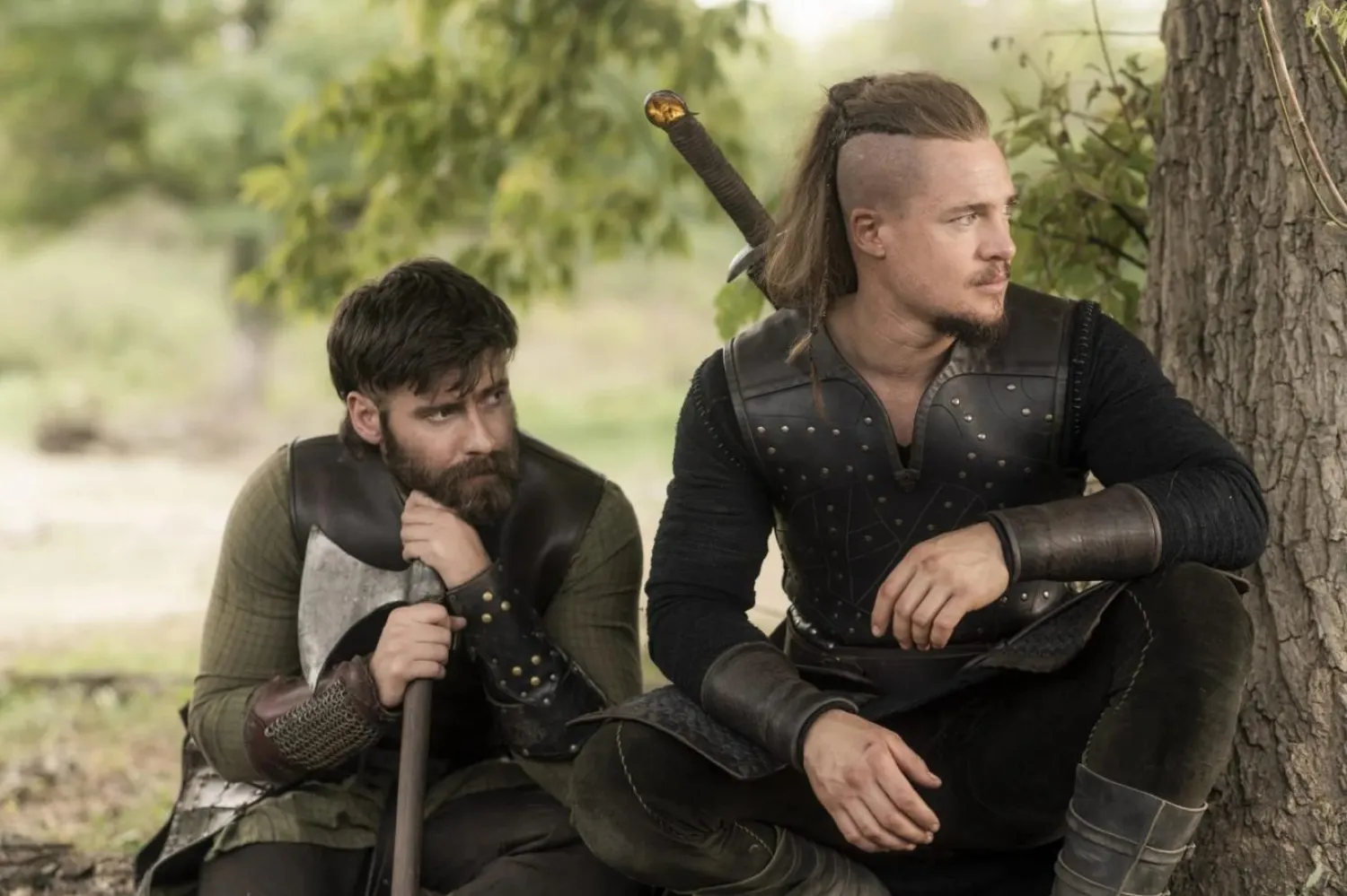 The Last Kingdom'da, Büyük Alfred krallığını İskandinavyalı istilacılara karşı savunurken, Sakson olarak doğup Vikingler tarafından yetiştirilen Uhtred'in, doğuştan gelen hakkını araması konu ediliyor (Netflix)