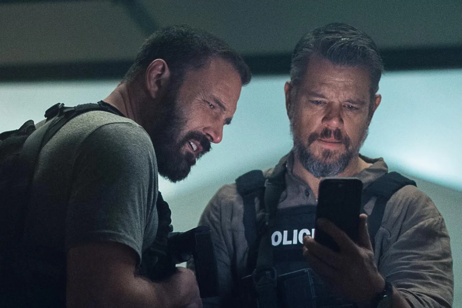 Ben Affleck (solda) ve Matt Damon (sağda), 2016 Miami-Dade uyuşturucu baskınına dayanan The Rip'te başrolleri paylaştı (Netflix)