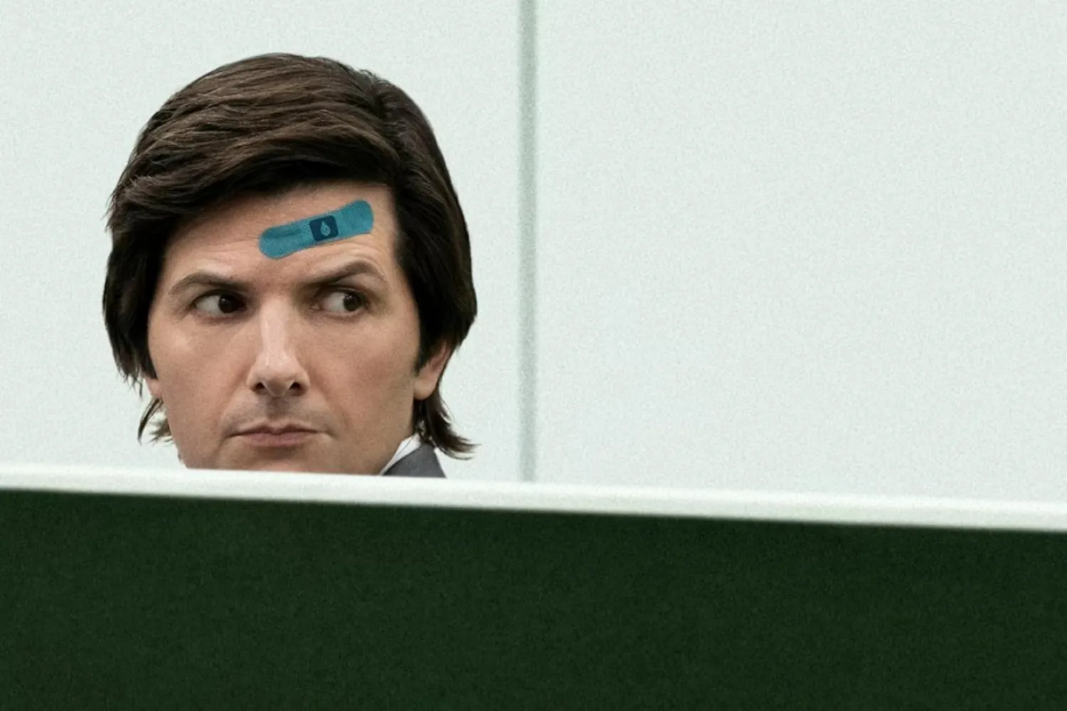 Adam Scott, Severance'ta eşinin ölümüyle başa çıkamayınca, iş ve özel hayatını cerrahi bir yöntemle birbirinden ayıran prosedüre başvuran Mark Scout rolünde (Apple TV)