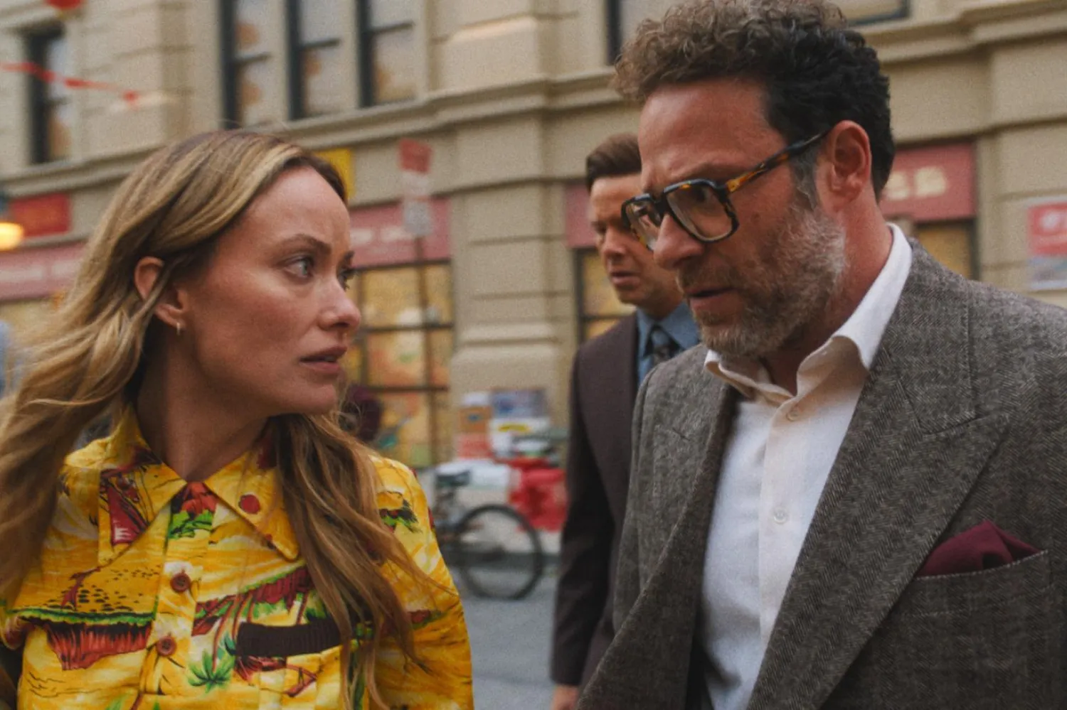 42 yaşındaki oyuncu ve yönetmen Olivia Wilde (solda), The Studio'da kendisinin abartılı ve hicivli bir versiyonunu canlandırmıştı (Apple TV)