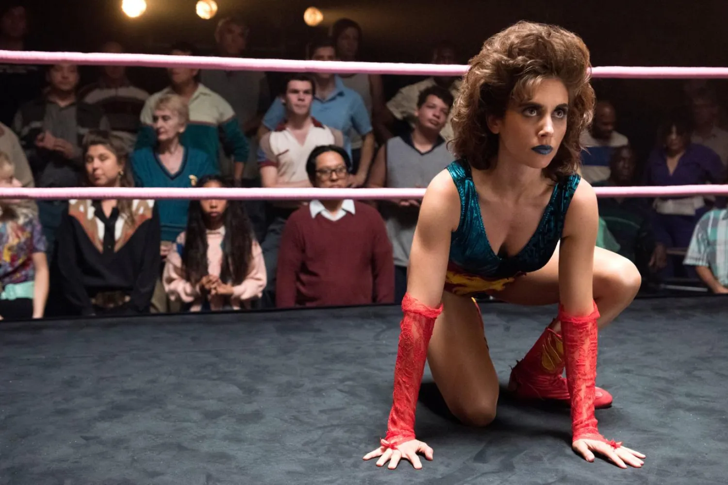 43 yaşındaki Alison Brie, GLOW'da güreş dünyasına adım atan ve kendi ayakları üzerinde durmaya çalışan hırslı aktris Ruth Wilder rolündeydi (Netflix)