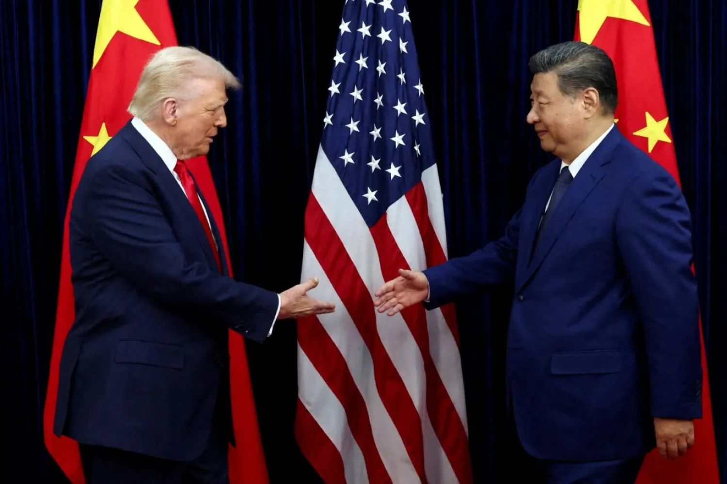 30 Ekim 2025'te Donald Trump, Güney Kore'nin Busan kentinde düzenlenen Asya-Pasifik Ekonomik İşbirliği (APEC) zirvesi kapsamında Gimhae Uluslararası Havalimanı'nda Şi Cinping'le ikili görüşme yaparken tokalaşıyor (Reuters)