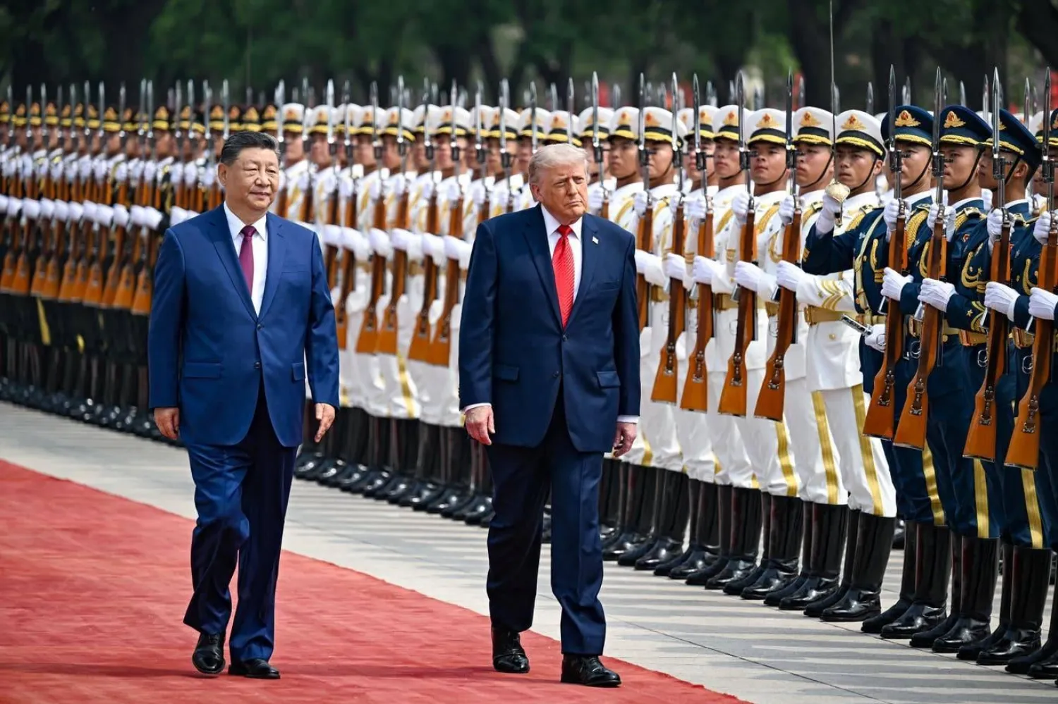 Donald Trump, Çin Devlet Başkanı Şi Cinping'i överek onun Çin lideri "rolü için biçilmiş kaftan" olduğunu ve "özellikle bu ülkeye göre çok uzun boylu" olduğunu söyledi (AFP)