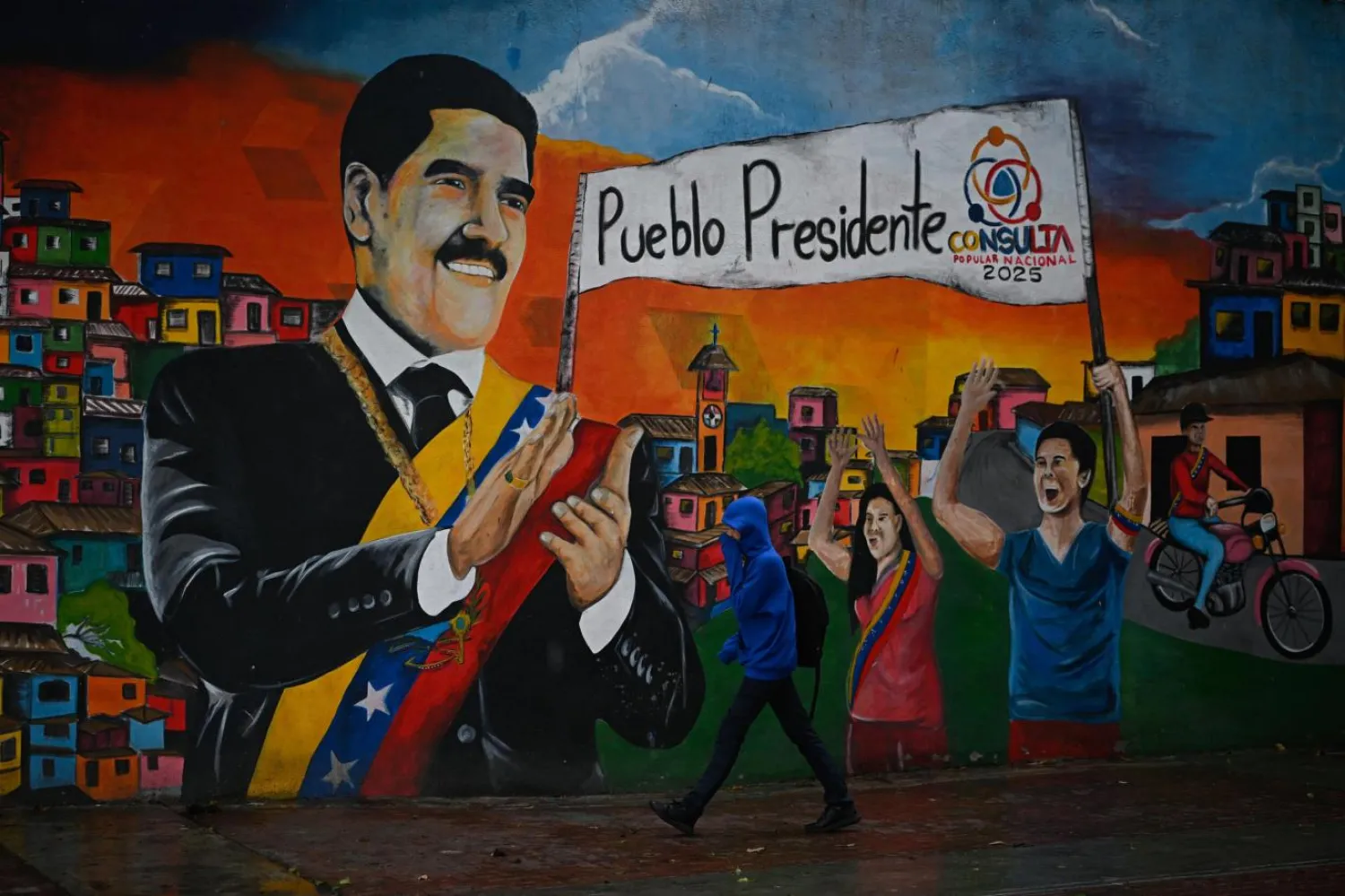 Birleşik Krallık merkezli gazete, baskının ardından Maduro'nun resimlerinin duvarlara çizildiğini, portrelerininse bazı devlet dairelerinden çıkarıldığını bildiriyor (AFP)
