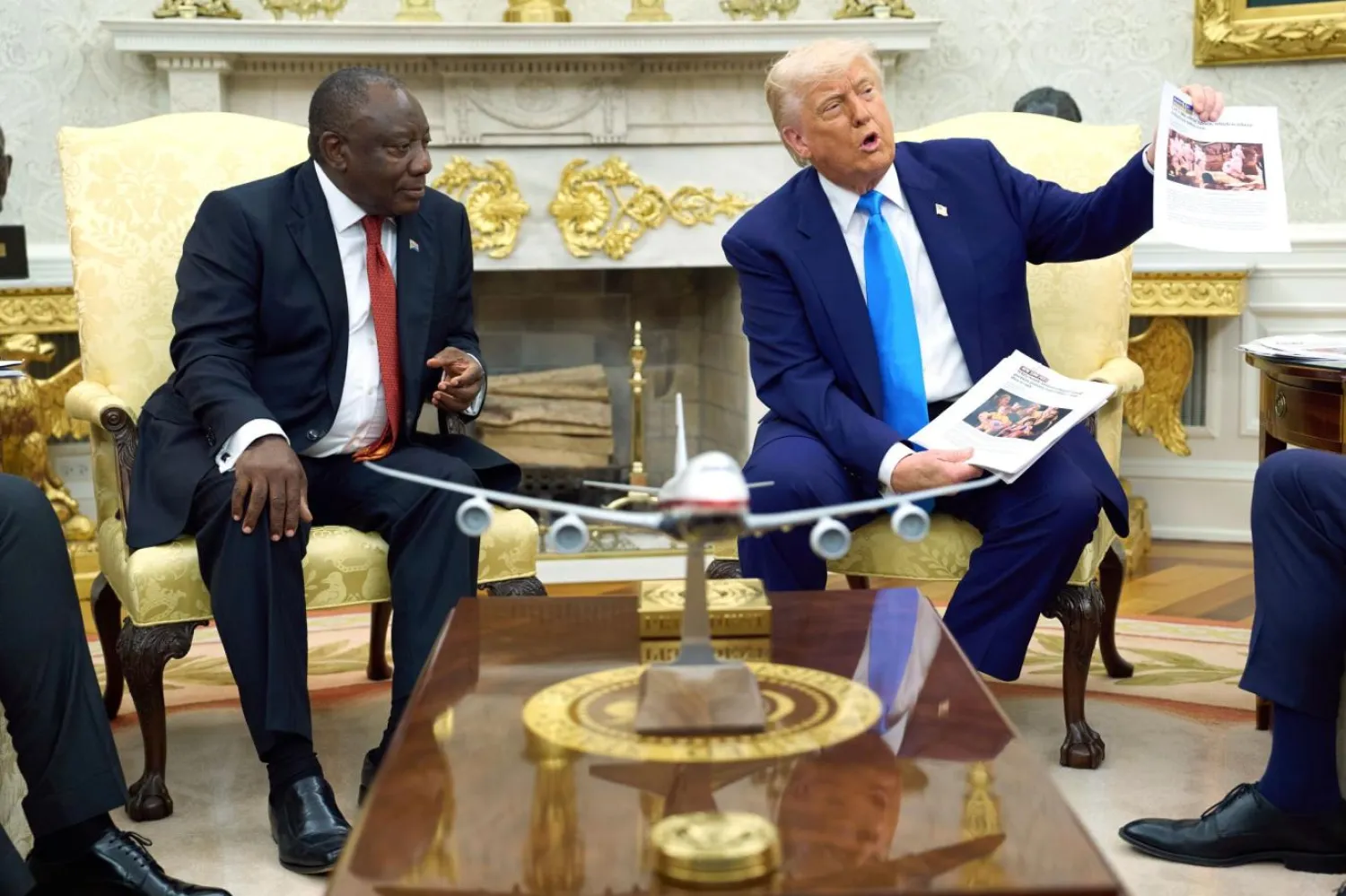 21 Mayıs 2025'teki Beyaz Saray ziyareti sırasında Cyril Ramaphosa'ya "soykırım" kanıtı olduğu iddia edilen haberler ve videolar gösterilmişti (AP)