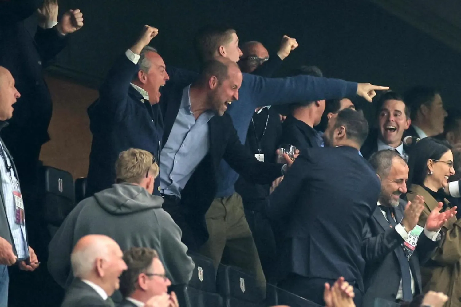 Prens William, Aston Villa'nın Avrupa Ligi finalinde gol atmasının ardından coşkuyla sevindi (AP)