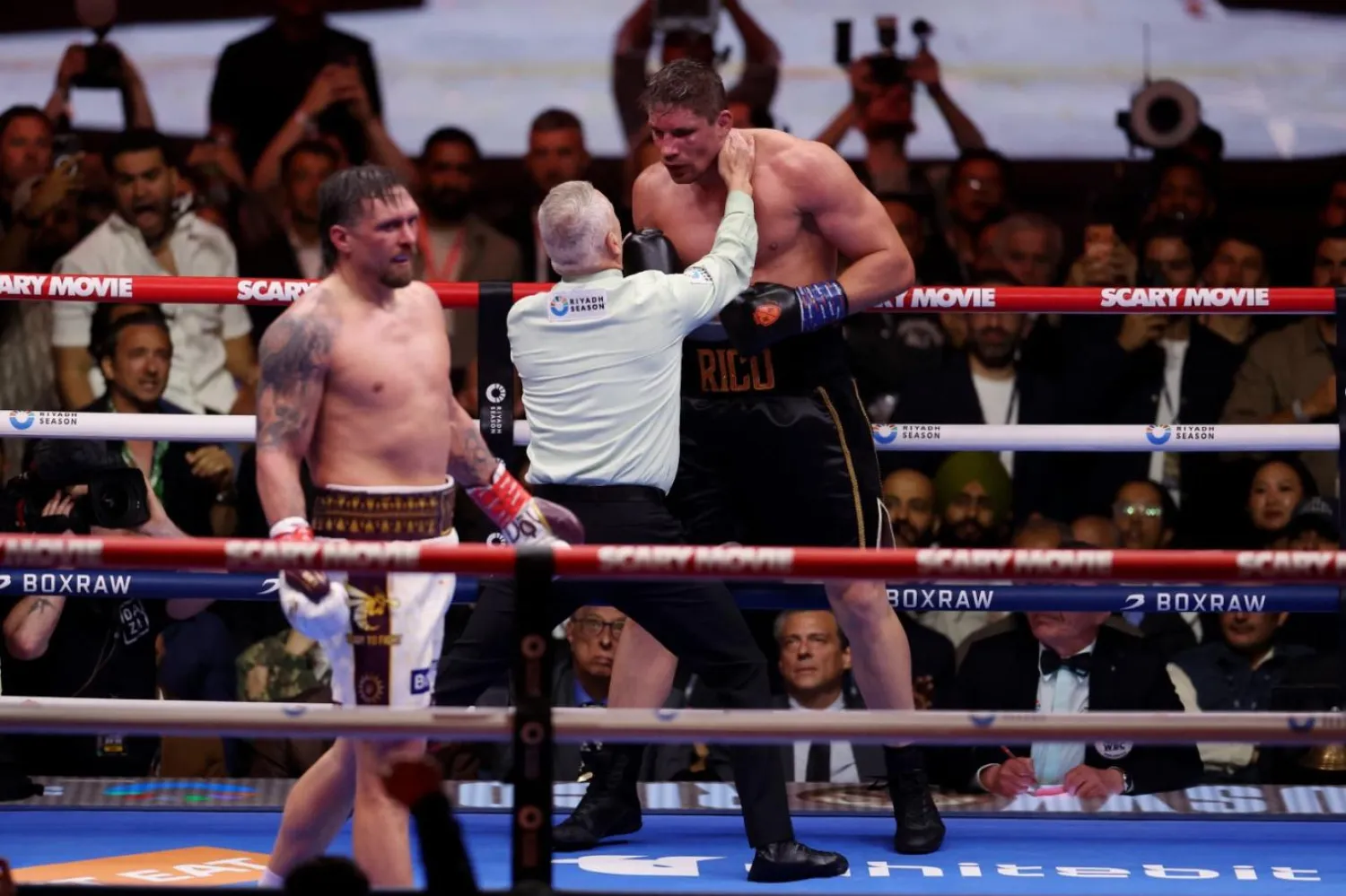 Usyk'e karşı ringe çıkan Verhoeven, hakemin maçı durdurma kararına itiraz ediyor (Reuters)