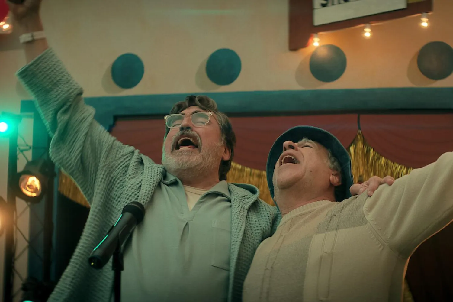 73 yaşındaki Emmy adayı Alfred Molina (solda), The Boroughs'da eşi Lilly'nin yasını tutan Sam Cooper karakterini canlandırıyor (Netflix)