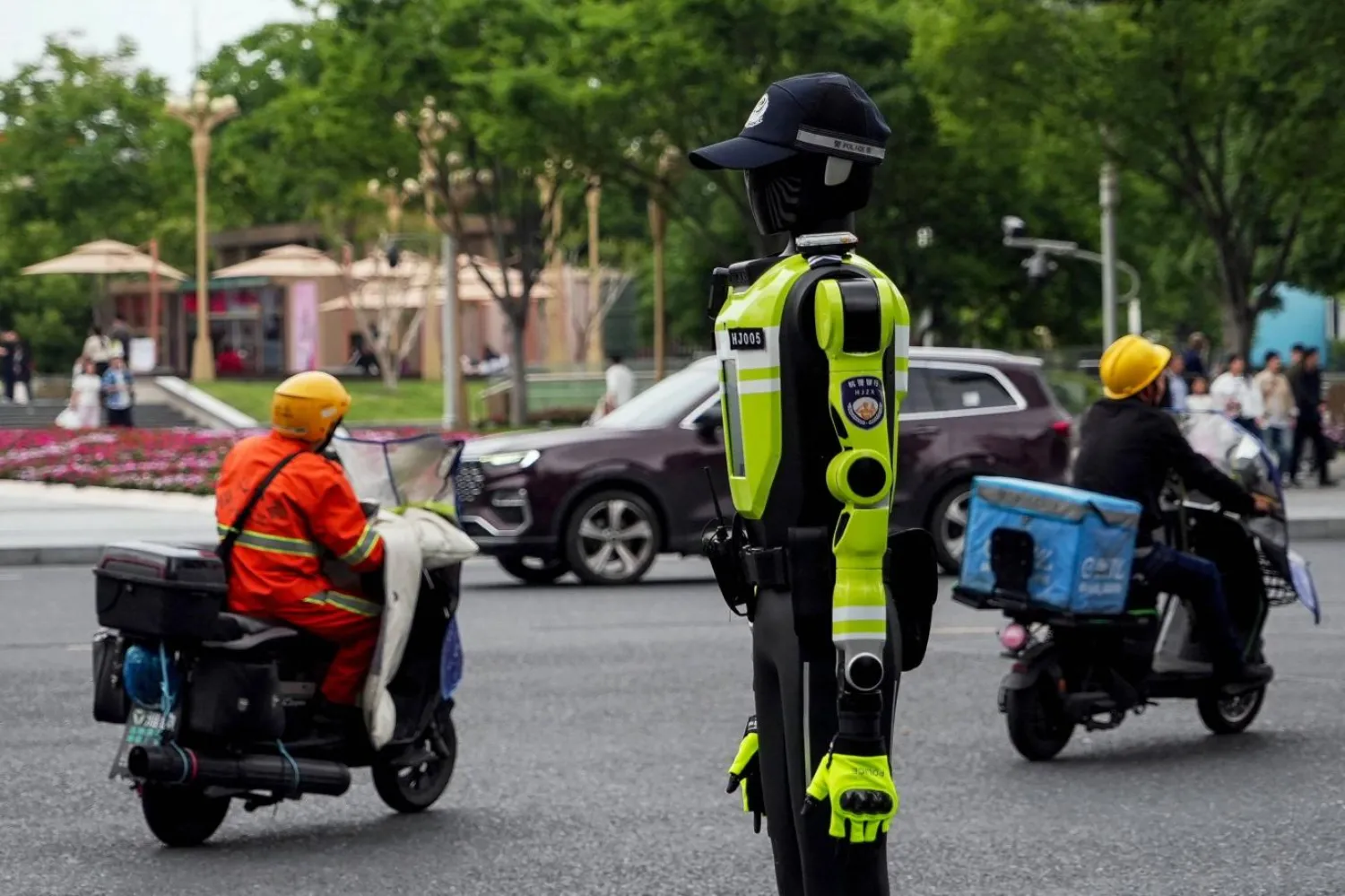  Hangzhou'da halk, polis memuru olan insansı robotun yanından geçiyor (AFP)