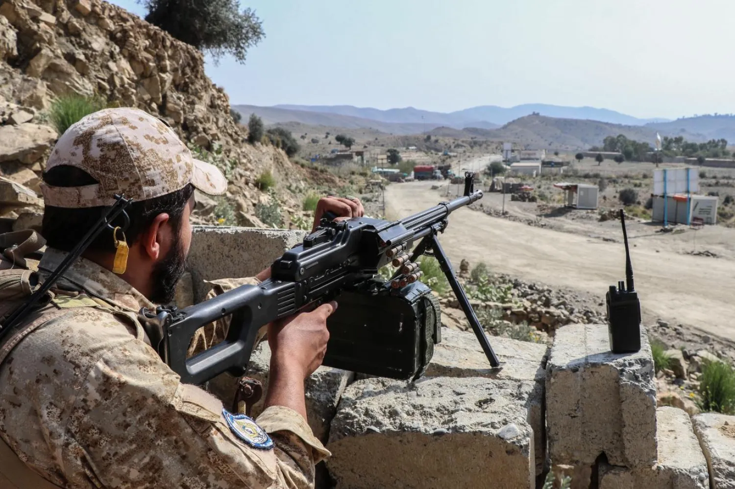 2 bin 640 kilometrelik Durand Hattı'ndaki anlaşmazlıklar nükleer silaha sahip Pakistan'la Taliban yönetimindeki Afganistan'ı karşı karşıya getirdi (AFP)