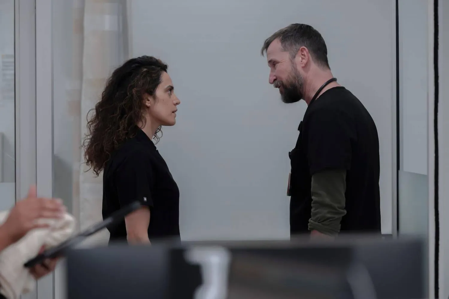 Sepideh Moafi (solda), ikinci sezonda Dr. Al-Hashimi rolüyle The Pitt'e katıldı (HBO Max)