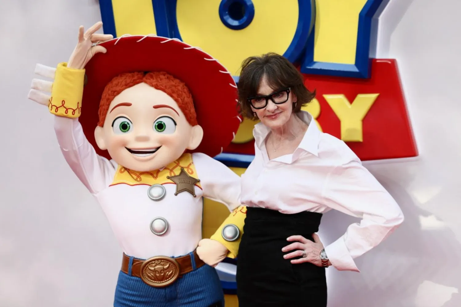 Oyuncak Hikayesi 5'in perşembe günü düzenlenen kırmızı halı etkinliğine katılan Joan Cusack, 10 yılı aşkın süredir ilk kez kamuoyu önüne çıktı (Reuters)