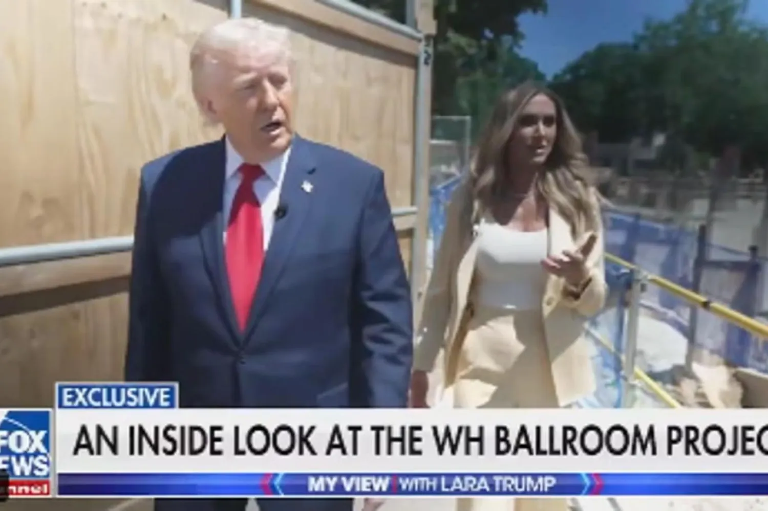 Trump, gelini Lara Trump'a Beyaz Saray balo salonunu gezdirdi. Gelecek başkanlık yemin törenini burada yapmayı planladığını açıkladı (FOX)