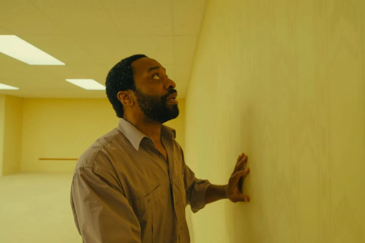 Chiwetel Ejiofor, Kane Parsons'ın yönettiği Backrooms'da başrolde (A24)