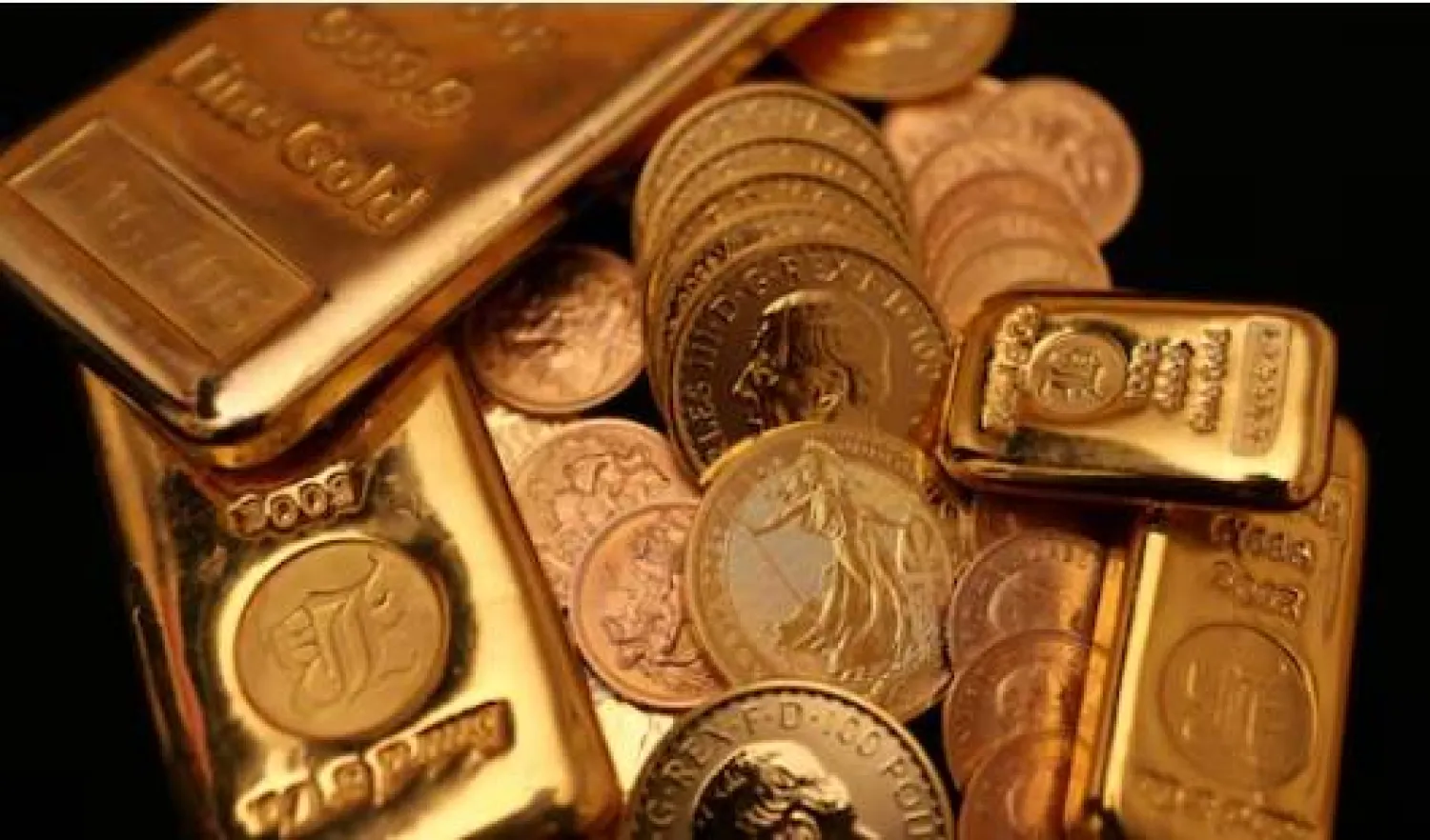 سبائك ذهبية وعملات الجنيه الذهبي معروضة في شركة «بايرد آند كو» في هاتون غاردن بلندن (رويترز)