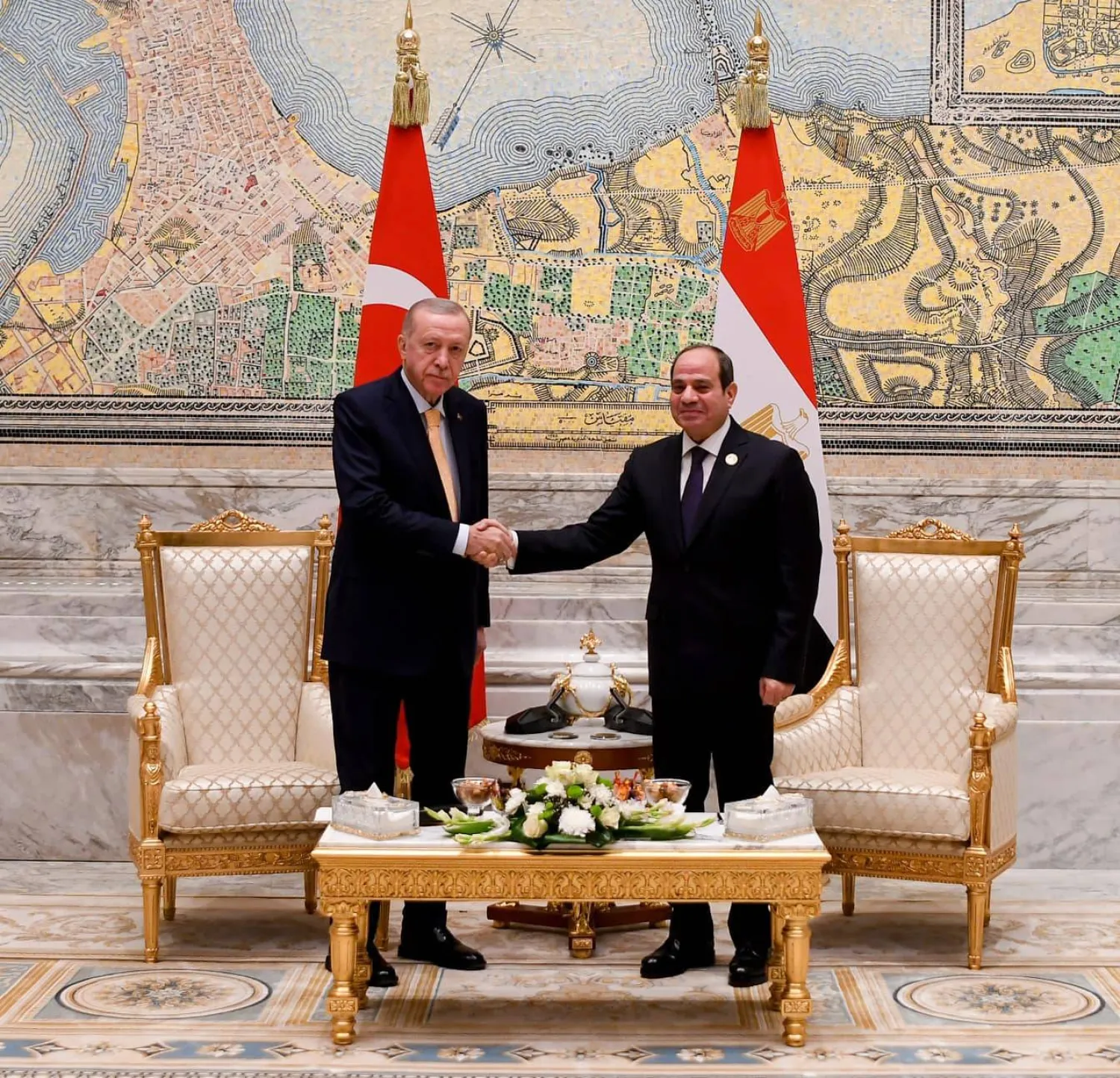 السيسي يلتقي إردوغان على هامش قمة الدول الثماني النامية للتعاون الاقتصادي بالعاصمة الإدارية الجديدة في ديسمبر 2024 (الرئاسة المصرية)