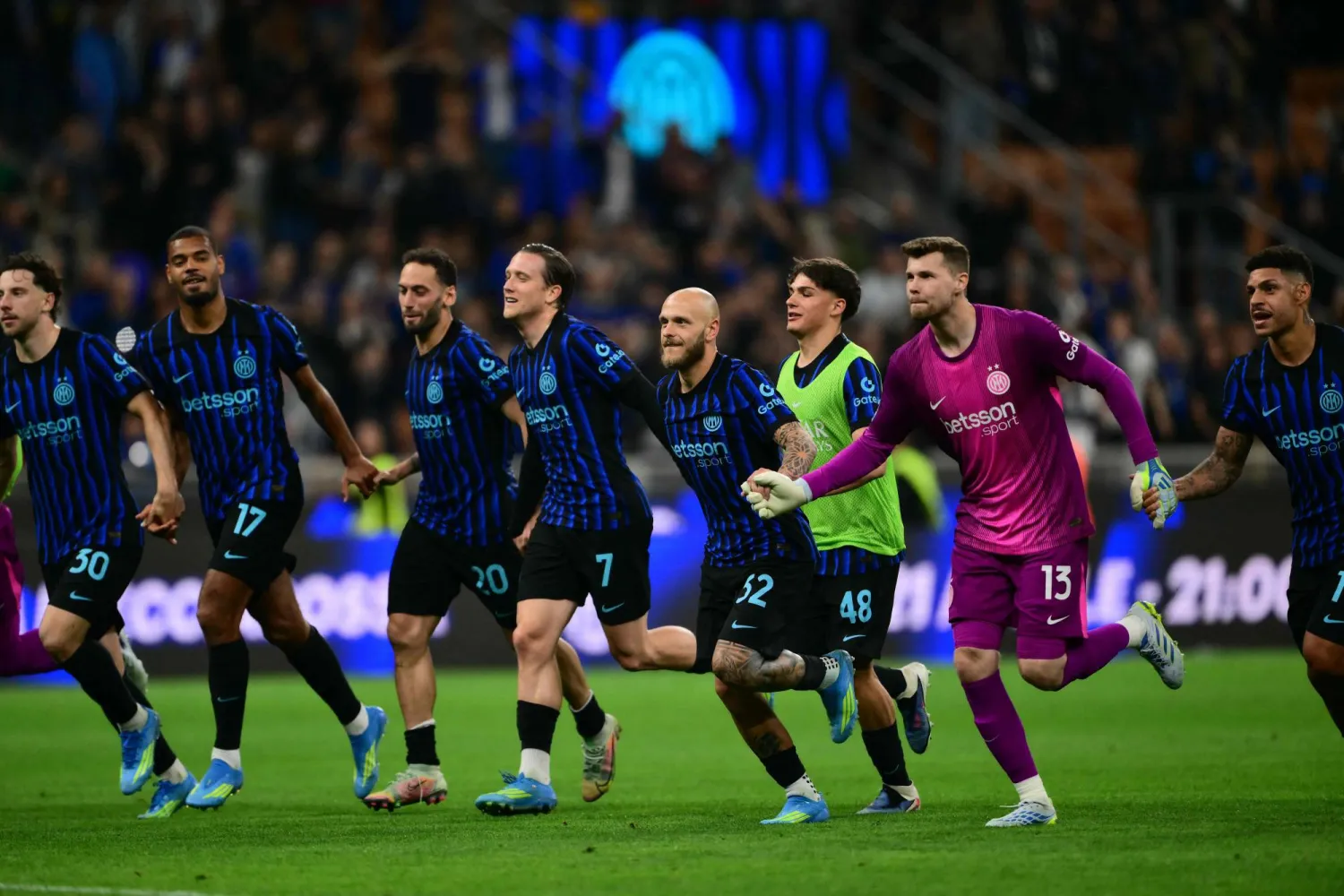 إنتر ميلان يخطو نحو حسم لقب الدوري الإيطالي عبر بوابة بارما (أ.ف.ب)