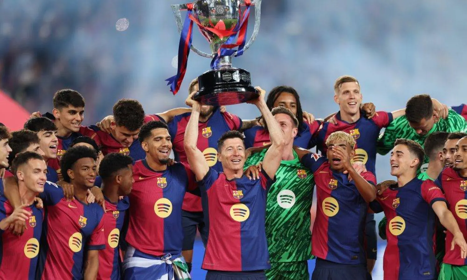 ليفاندوفسكي يكلل مسيرته مع برشلونة بلقب الدوري الإسباني الموسم الماضي (أ.ف.ب)