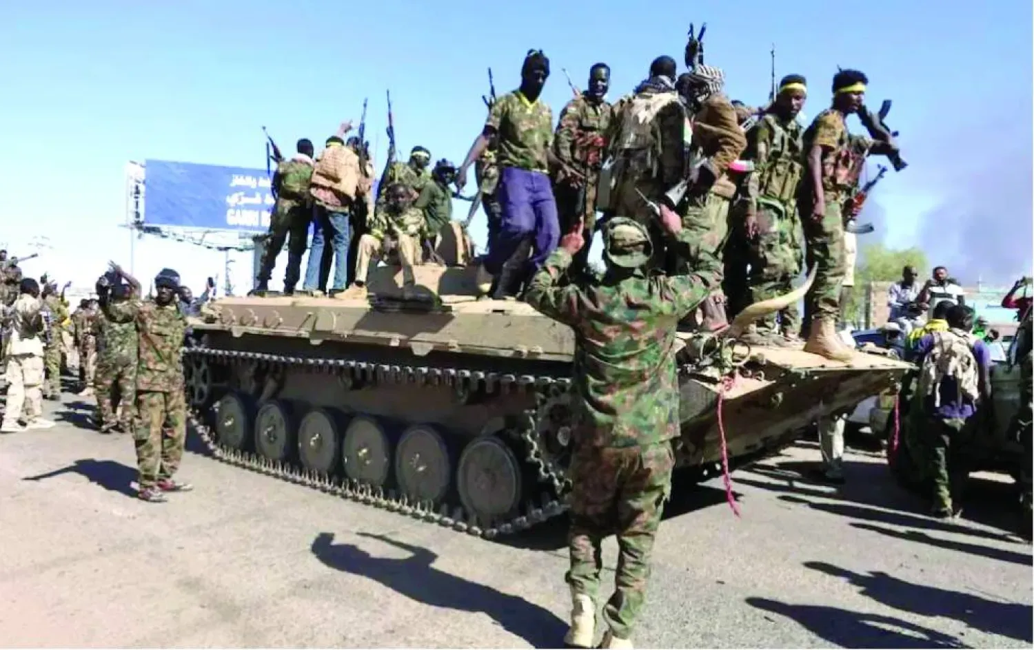 Sudan askerleri, Hartum'un kuzey banliyösü Bahri'deki bir petrol rafinerisini özgürleştirdikten sonra kutlama yapıyor, 25 Ocak 2025 (Reuters)