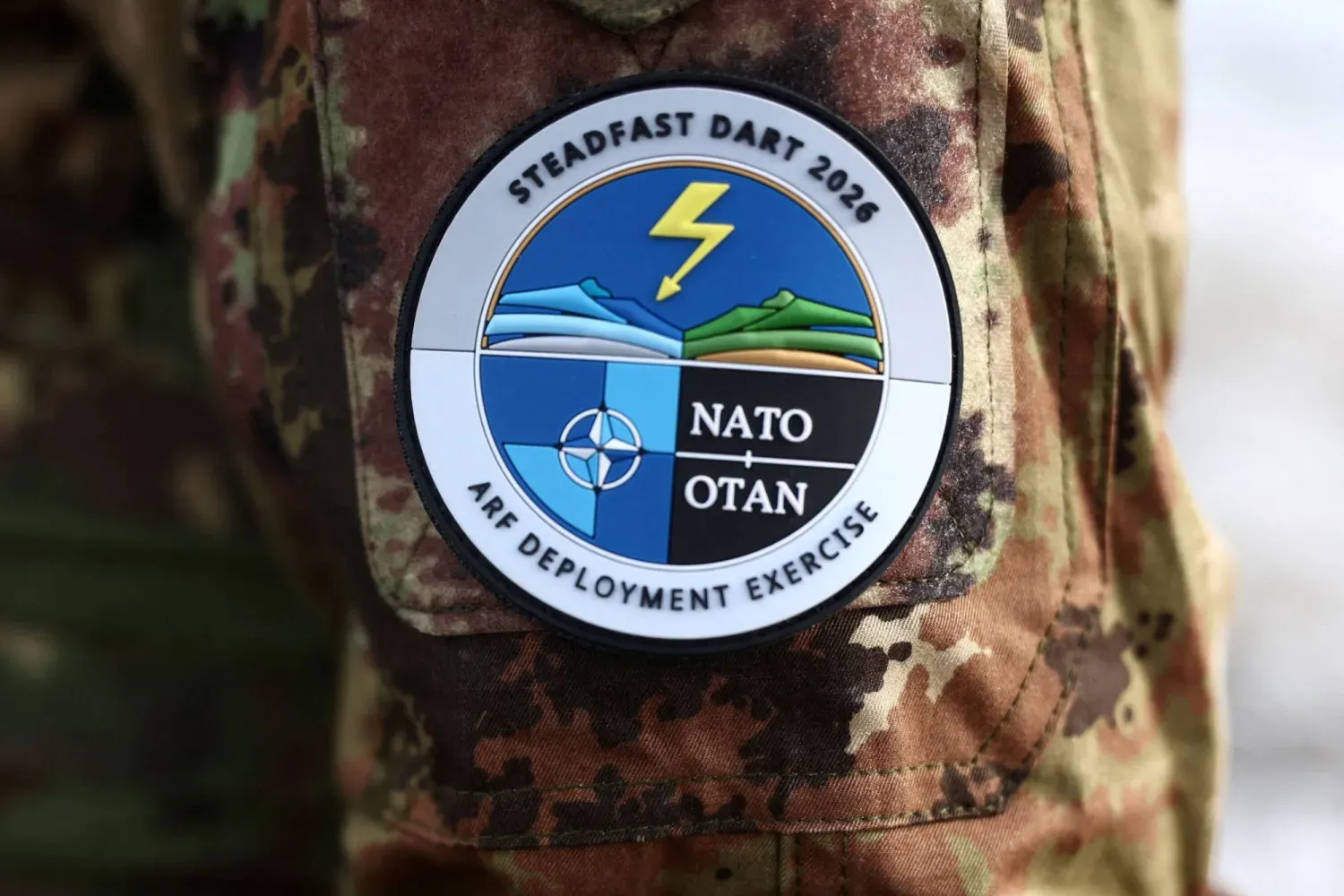 Bergen'de bir Amerikan askerinin ceketinin üzerinde Almanya'daki askeri tatbikatların logosu görülüyor (Reuters)