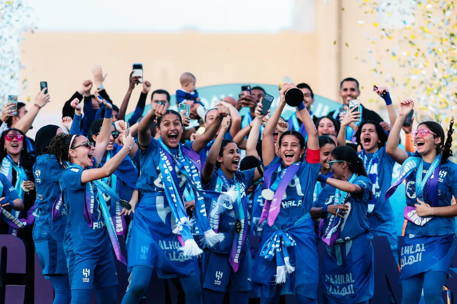 ناشئات الهلال يحتفلن بالكأس (موقع النادي)