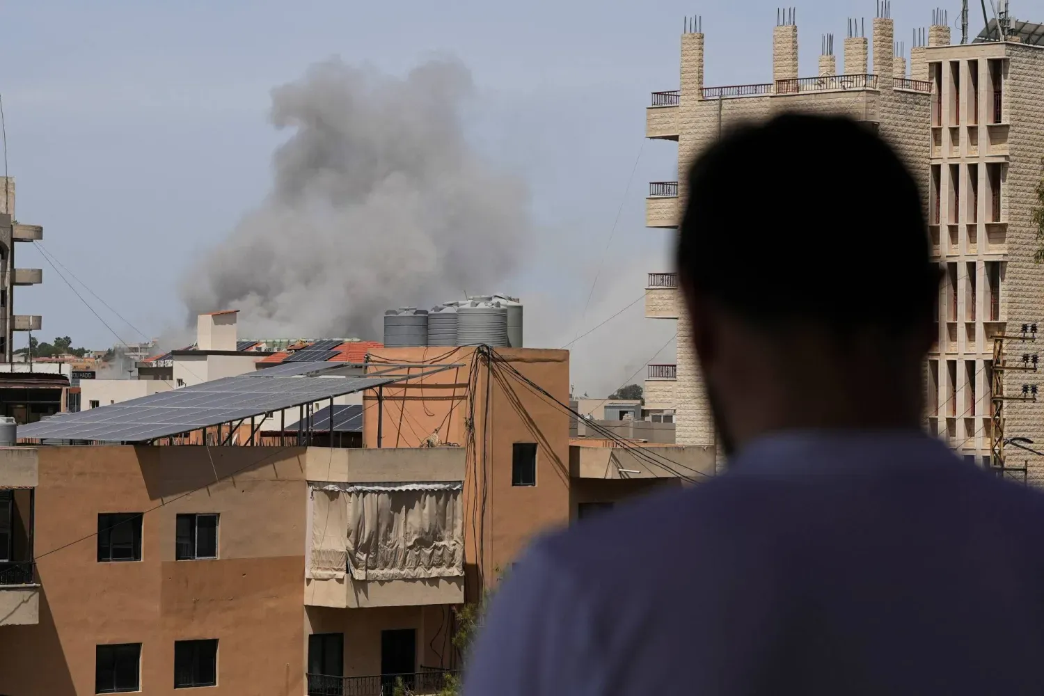  İsrail'in Lübnan'ın güneyindeki Nabatiye'yi hedef alan hava saldırılarından yükselen dumanlar (Reuters)