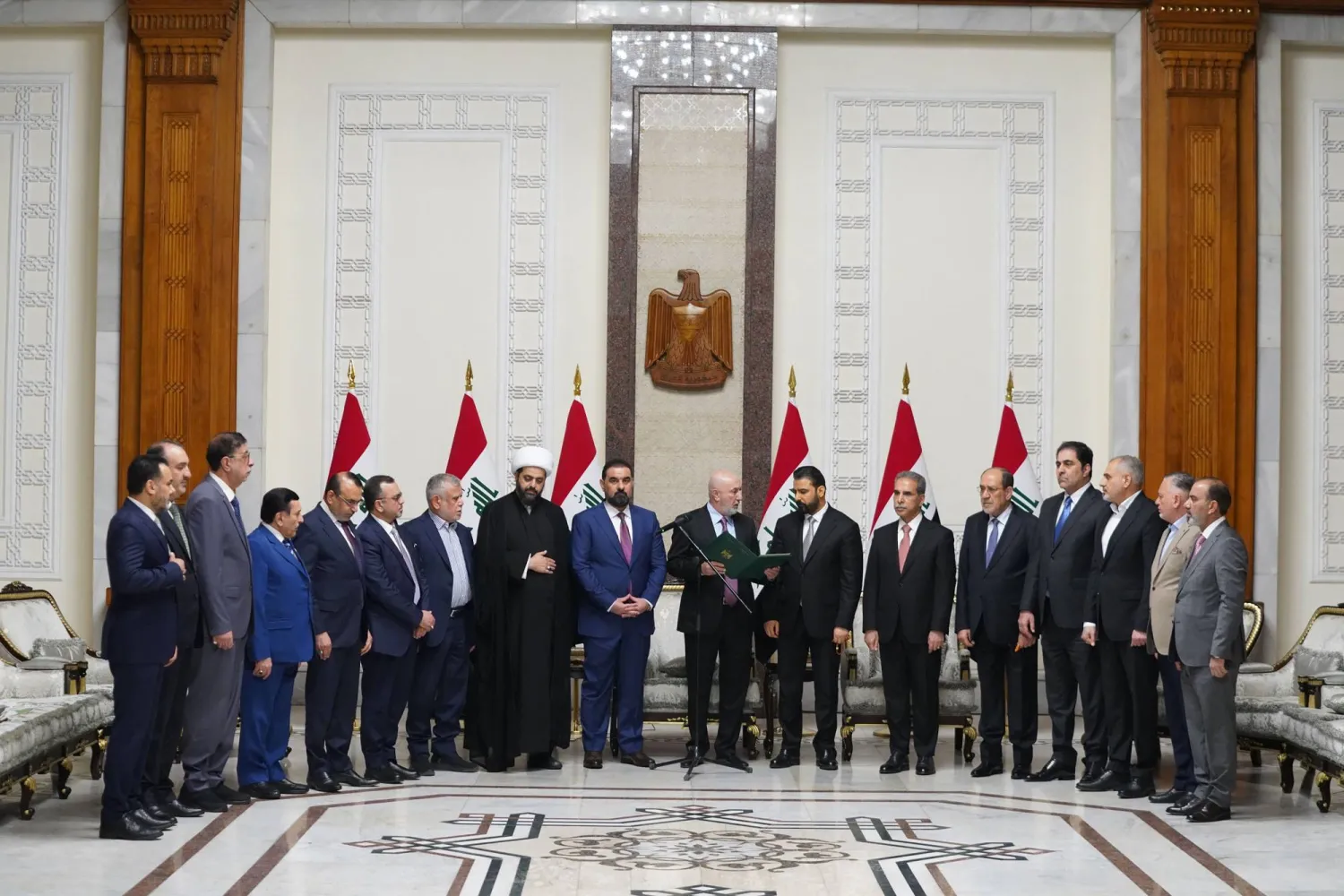 صورة وزعتها الرئاسة العراقية يوم 27 أبريل 2026 تظهر الرئيس نزار أميدي (وسط - يسار) وهو يتحدث إلى رئيس الوزراء المُكلَّف علي الزيدي (وسط - يمين)