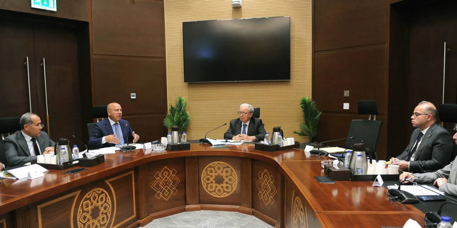 نائب رئيس الوزراء للشؤون الاقتصادية بمصر يستعرض مع وزير النقل موقف مشروع شبكة القطار الكهربائي السريع (مجلس الوزراء المصري)