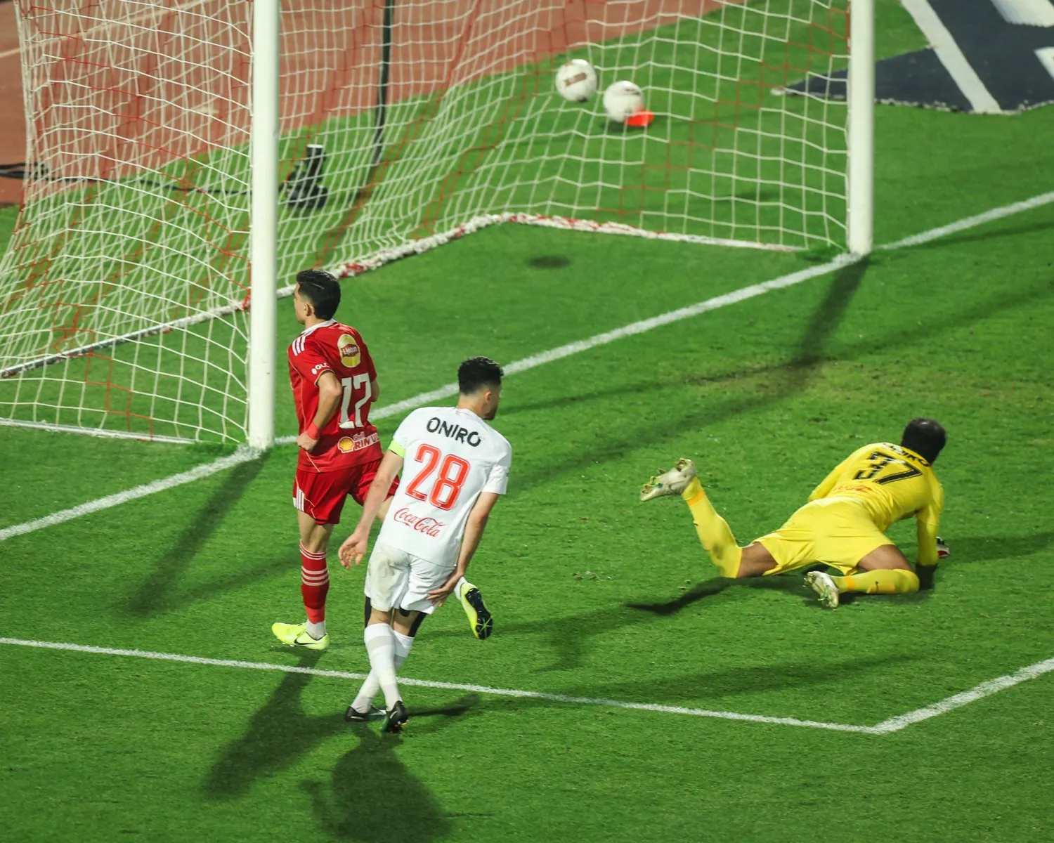 المغربي أشرف بن شرقي لحظة إحراز هدف الأهلي الثالث في شباك الزمالك (حساب «النادي الأهلي»)