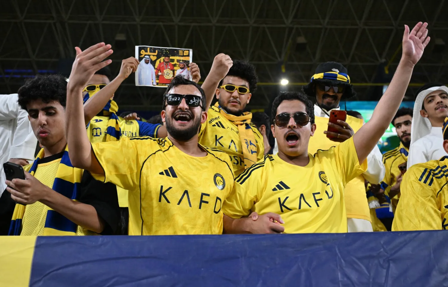 اللجنة فرضة غرامة مالية على النصر بسبب رمي فوارغ على أرض الملعب (رويترز)