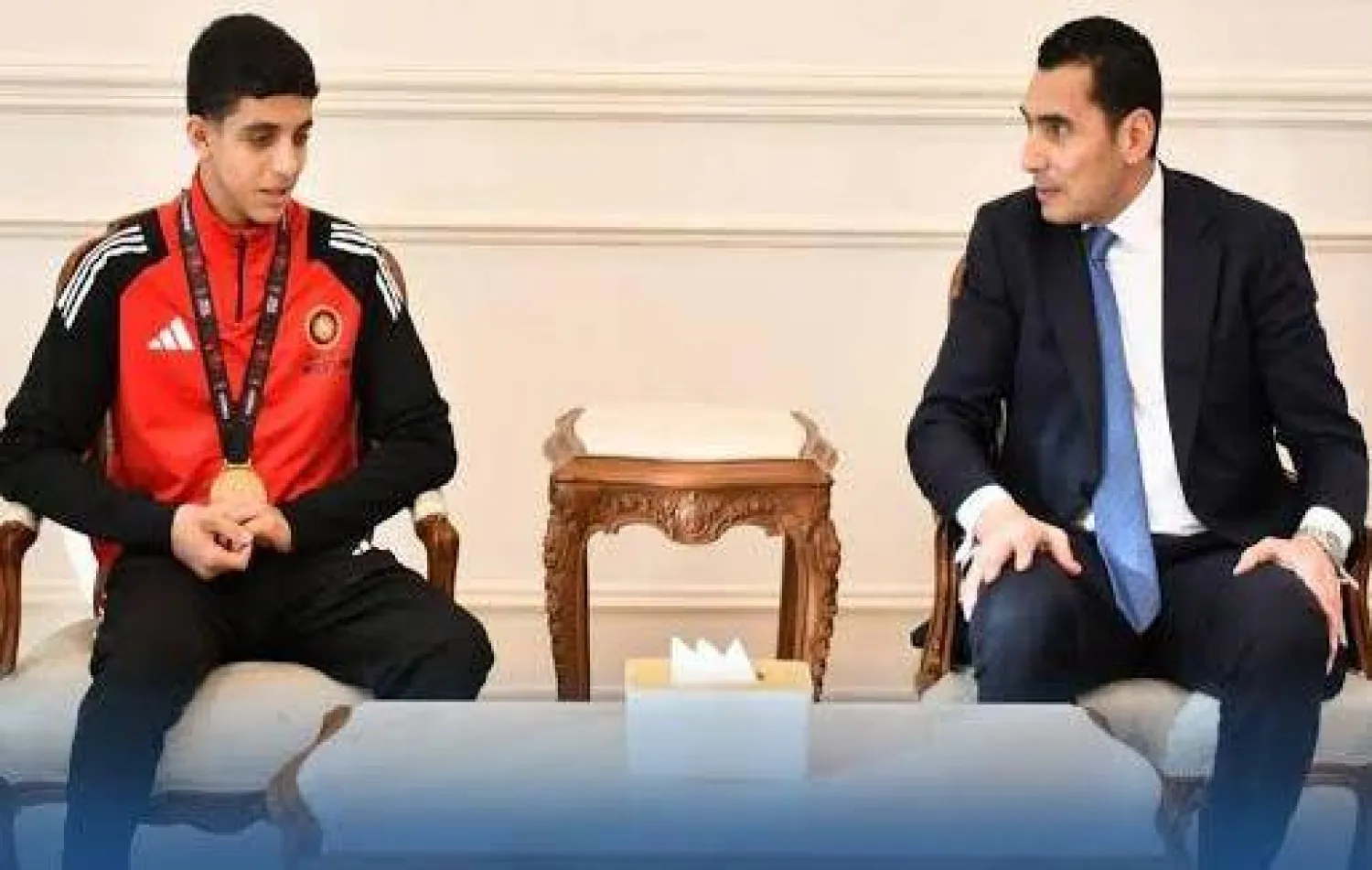 جوهر نبيل وزير الشباب والرياضة المصري كرّم البطل عبد الله حسونة (وزارة الرياضة المصرية)