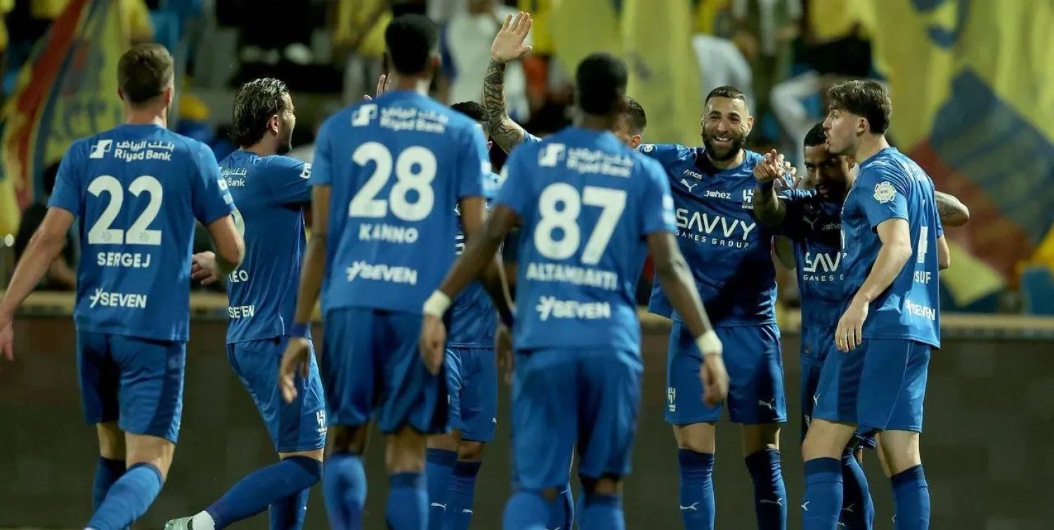 بنزيمة محتفلاً مع لاعبي الهلال بعد الهدف (تصوير: مشعل القدير)