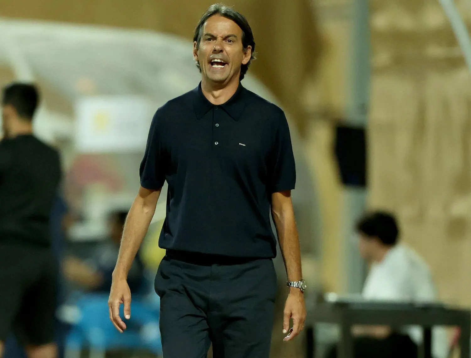 إنزاغي مدرب الهلال يوجه لاعبيه خلال المباراة (تصوير: مشعل القدير)