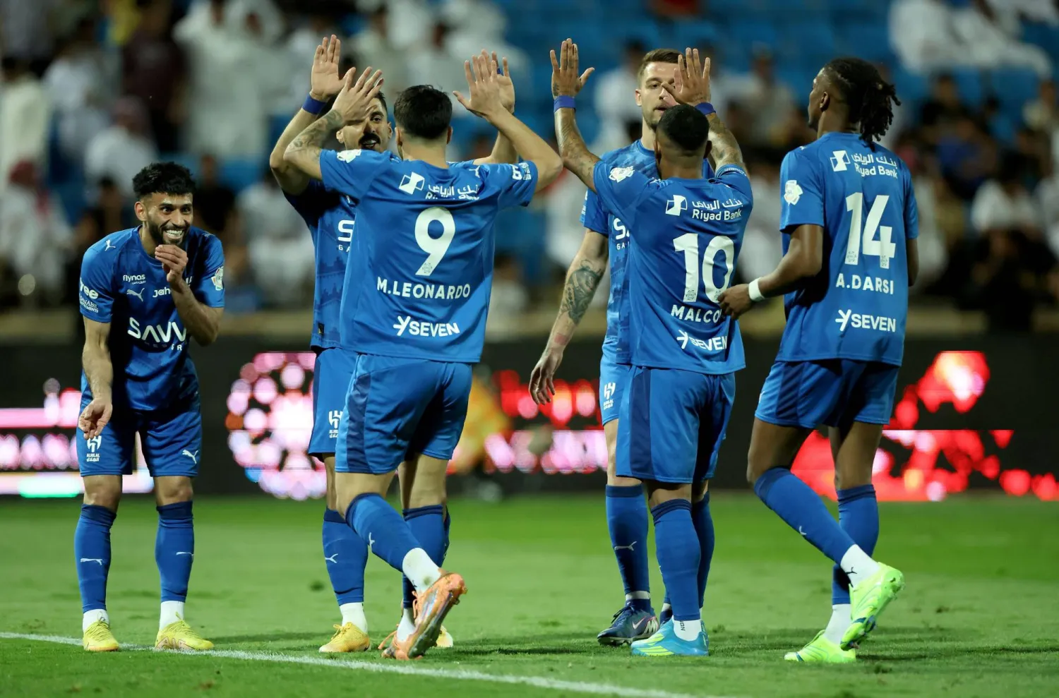 لاعبو الهلال يحتفلون بأحد الأهداف أمام الحزم (تصوير: مشعل القدير)