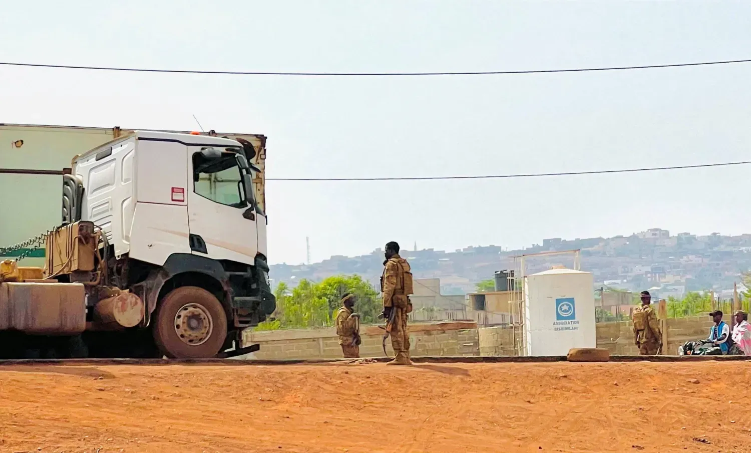 Mali'nin başkenti Bamako yakınlarındaki önemli Kati askeri üssünün çevresinde askerler devriye geziyor (Arşiv-Reuters)